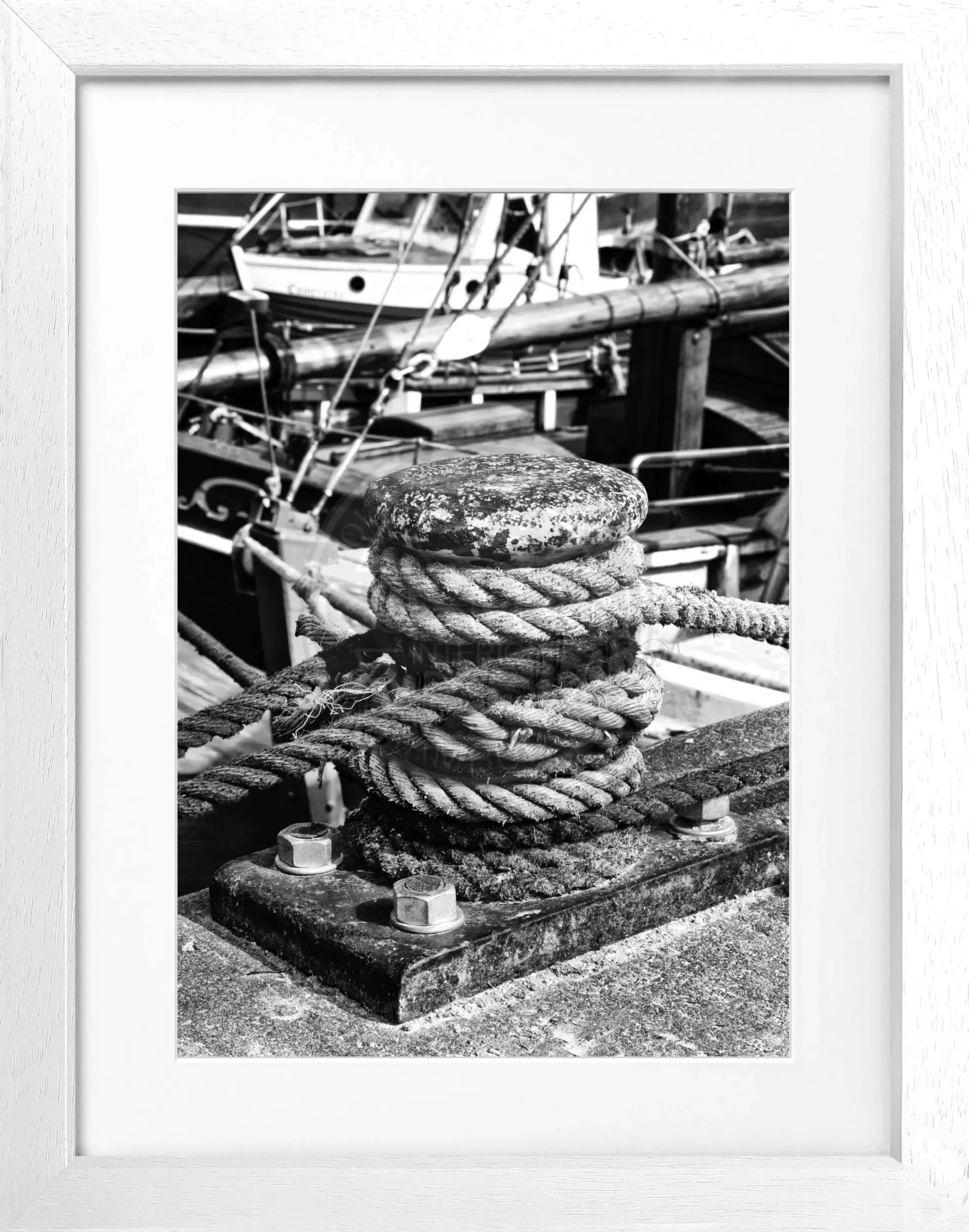 Schwarz-weiß Poster vom Hamburger Hafen mit Pollern, gerahmt, Maße 25x31 cm, von Cosman-Photocollection.