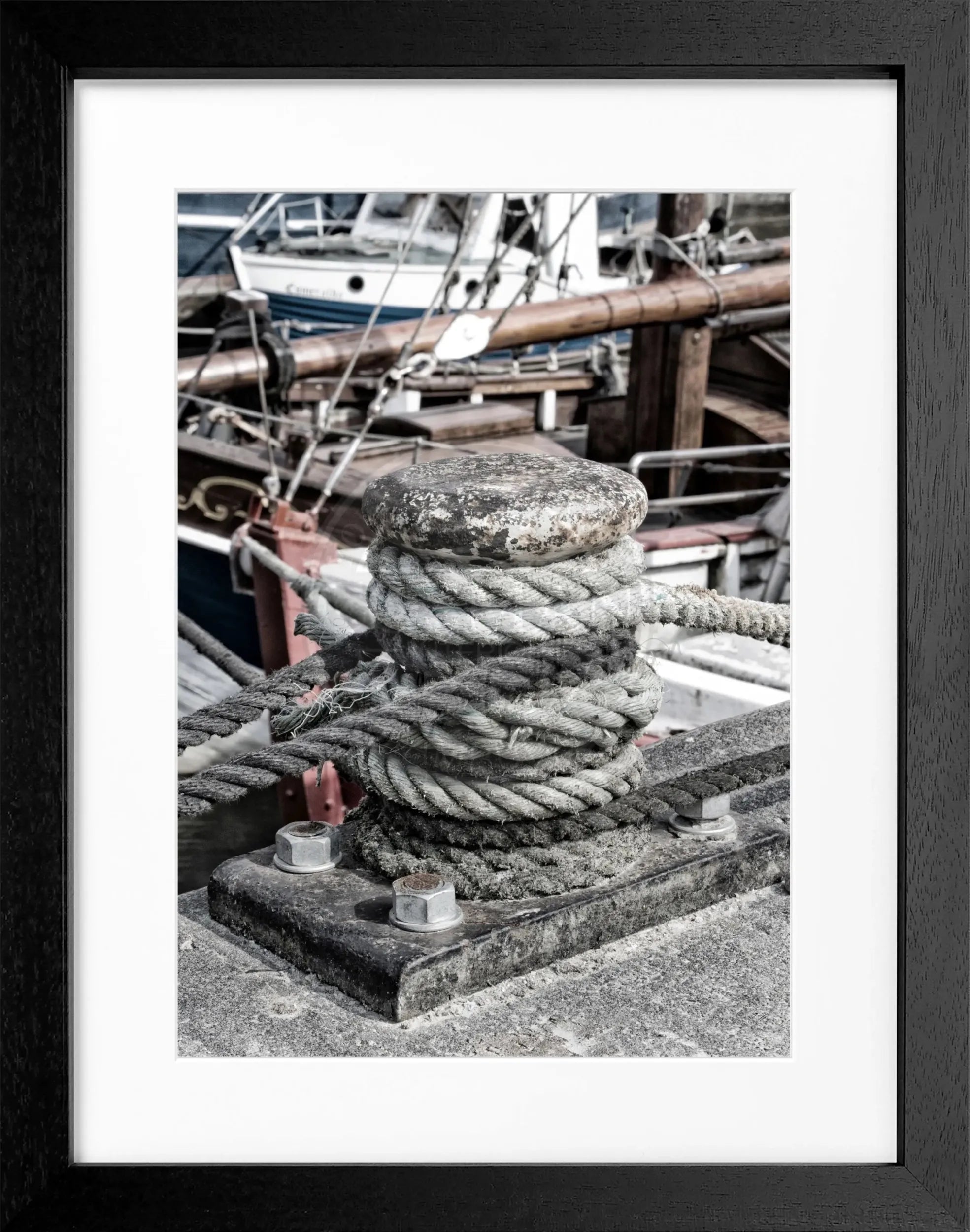 Schwarz-weiß Poster mit Rahmen von Hamburg Hafen mit Poller, 25x31 cm, von Cosman-Photocollection, maritime Hafenansicht