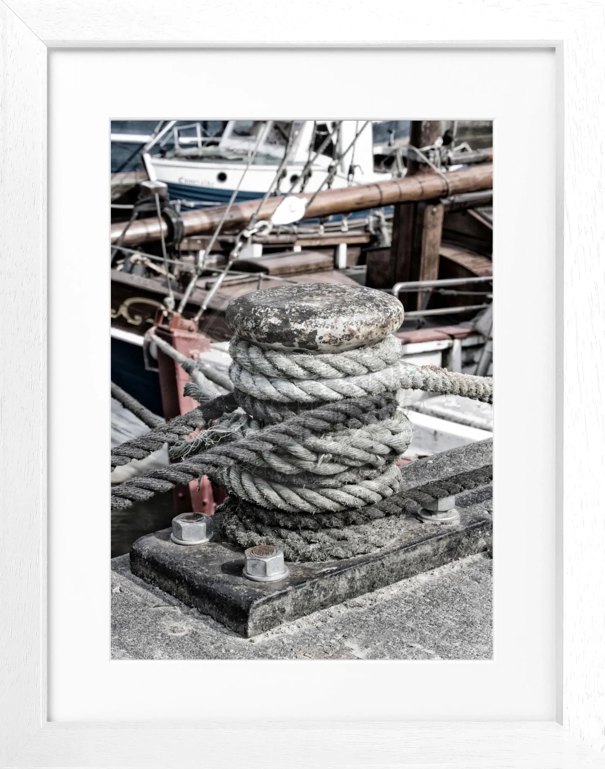 Schwarz-weiß Poster des Hamburger Hafens mit Pollern, gerahmt, von Cosman-Photocollection, 25x31 cm.