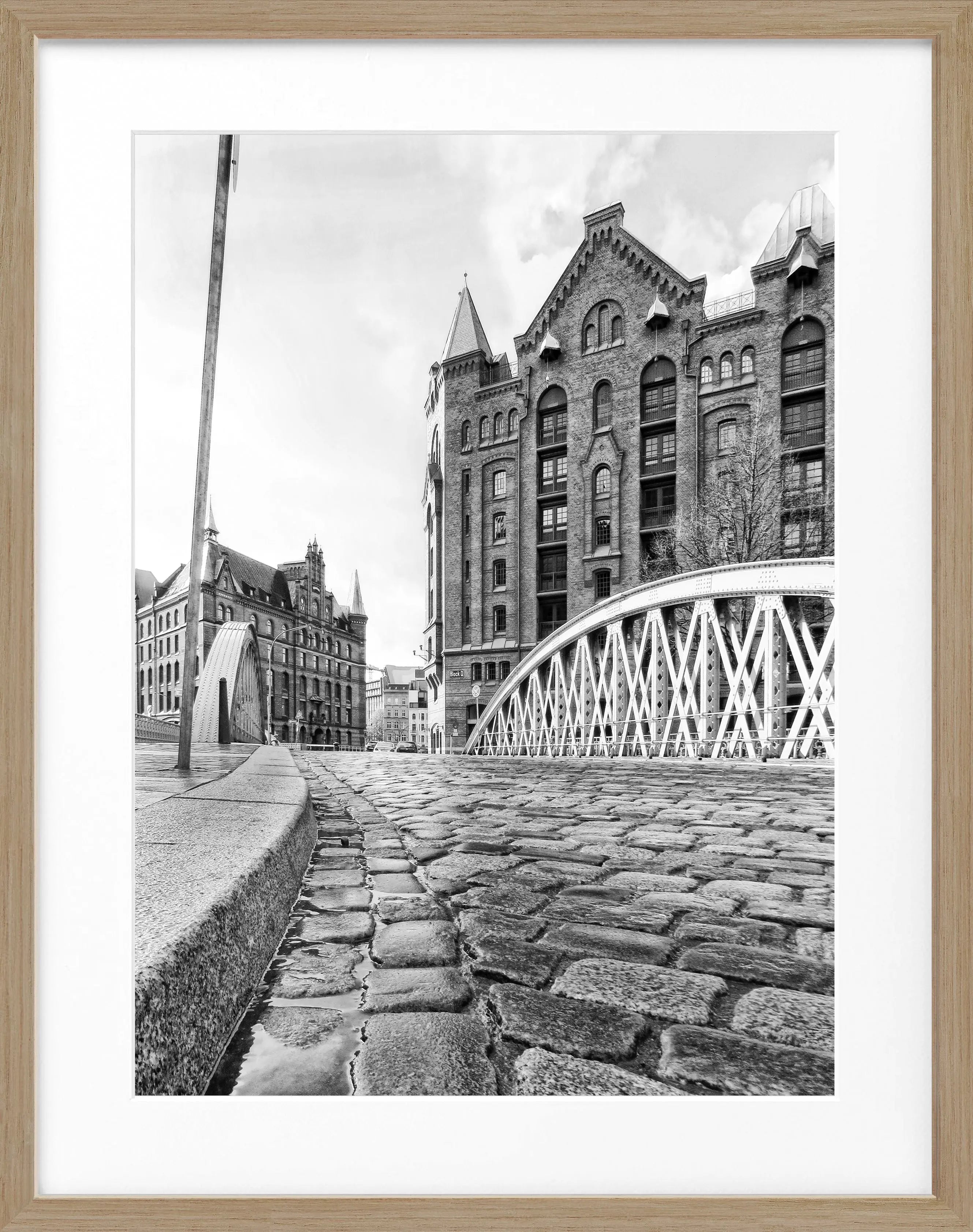 Schwarz-weiß Poster mit Rahmen der Hamburger Speicherstadt, von Cosman-Photocollection, 25x31 cm, urbanes Stadtbild.