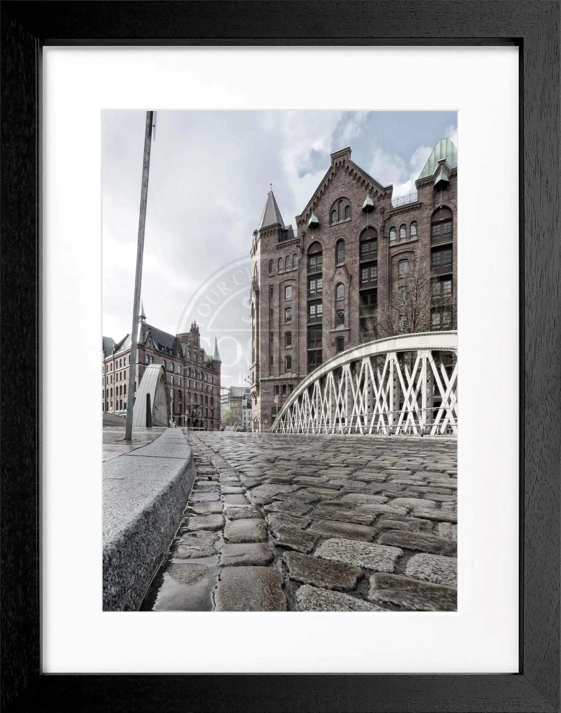 Schwarz-weiß Poster mit Rahmen von Hamburg Speicherstadt, von Cosman-Photocollection, 25x31 cm, stilvolle Wanddekoration