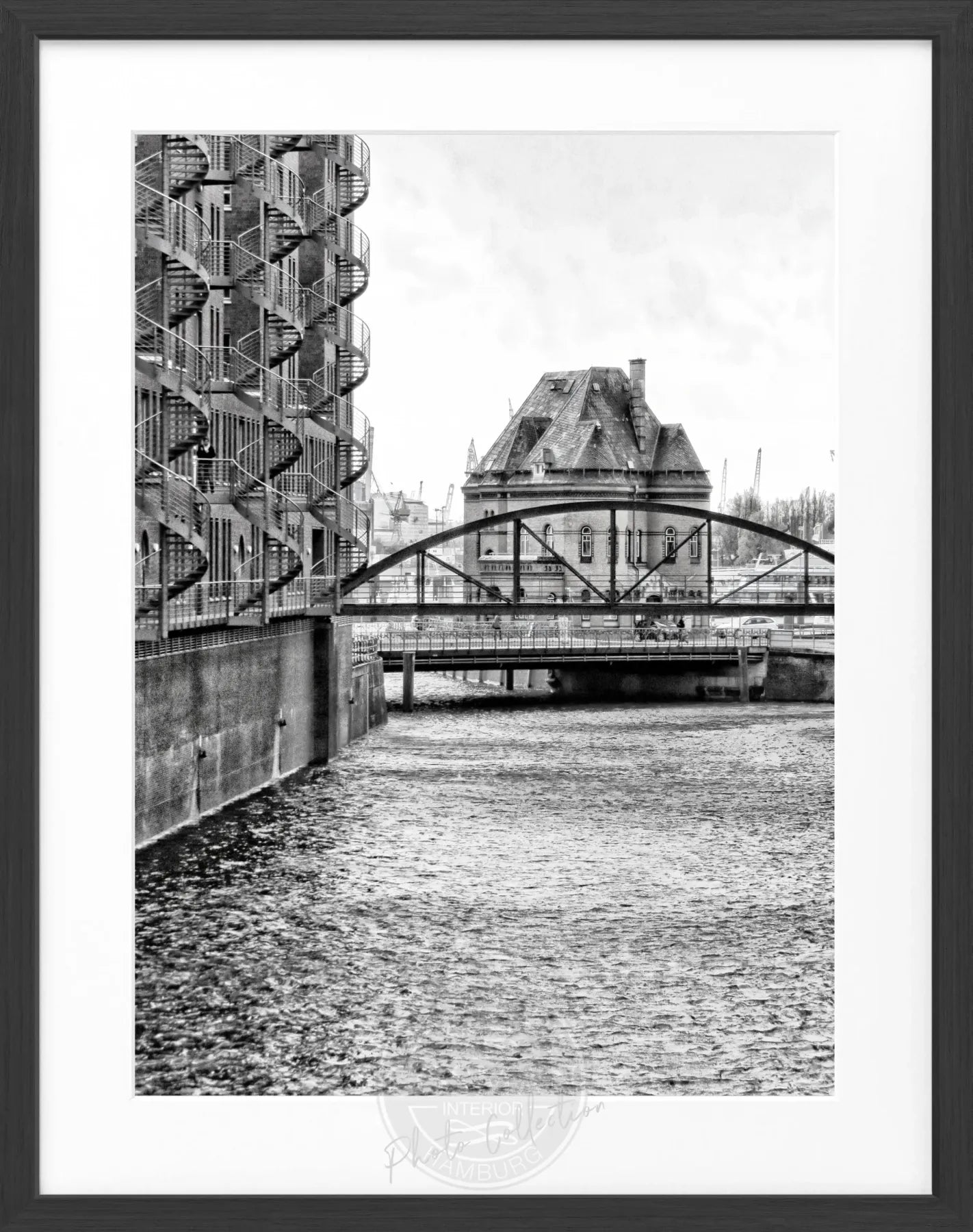 Schwarz-Weiß-Poster mit Rahmen von Hamburg Speicherstadt, 25x31cm, von Cosman-Photocollection, zeigt historische Hafenansicht