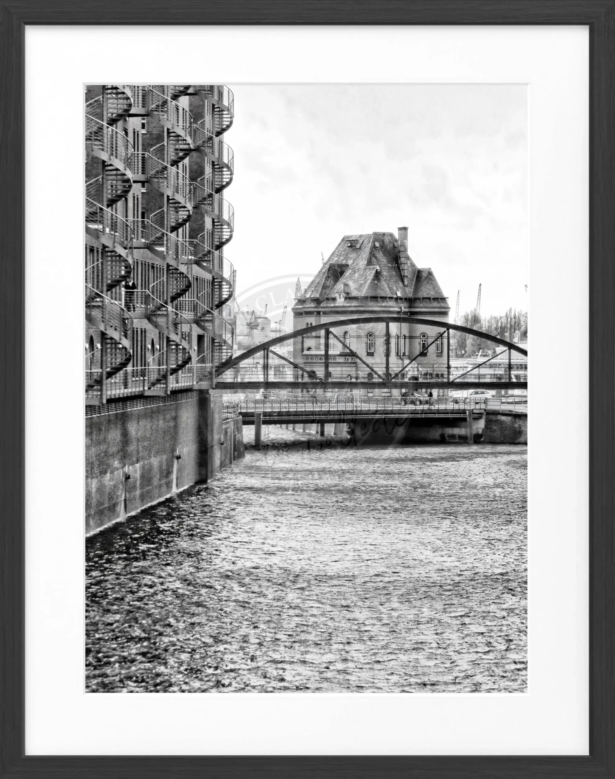 Schwarz-Weiß-Poster mit Rahmen von Hamburg Speicherstadt, 25x31cm, von Cosman-Photocollection, zeigt historische Hafenansicht