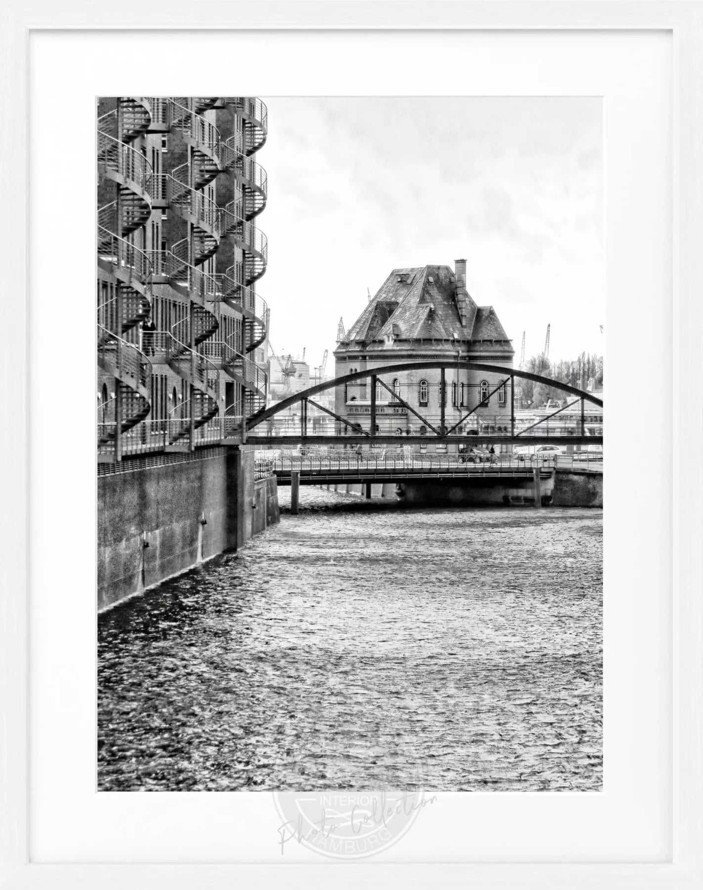Schwarz-weiß Poster mit Rahmen von Hamburg Speicherstadt, 25x31cm, von Cosman-Photocollection, detailreiche Stadtansicht.
