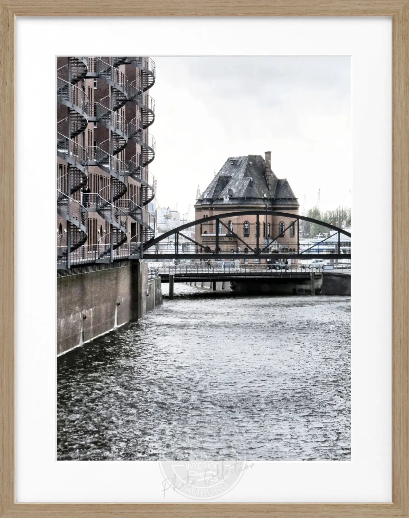 Schwarz-weiß Poster mit Rahmen von Hamburg Speicherstadt, 25x31cm, von Cosman-Photocollection, Stadtbild in schwarz-weiß.