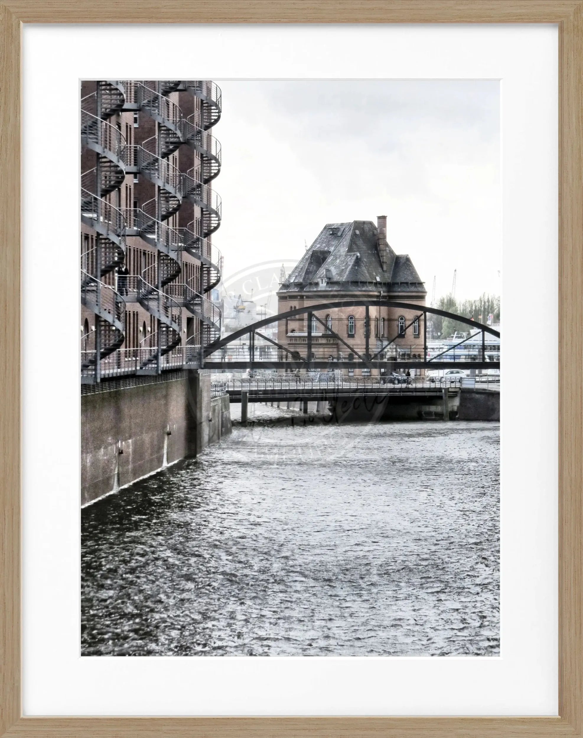 Schwarz-weiß Poster mit Rahmen von Hamburg Speicherstadt, 25x31cm, von Cosman-Photocollection, Stadtbild in schwarz-weiß.