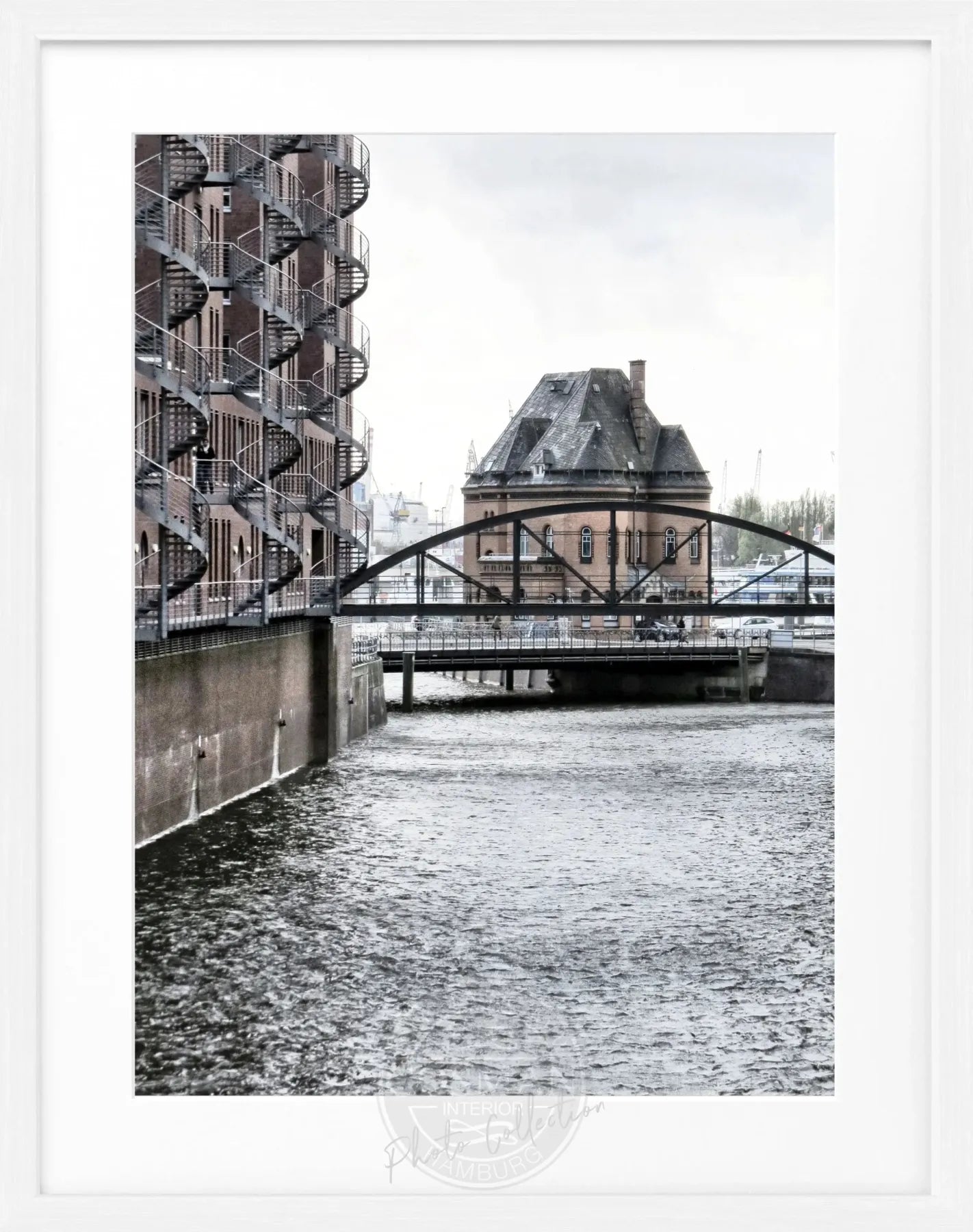Schwarz-weiß Poster der Hamburger Speicherstadt mit Rahmen, von Cosman-Photocollection, Maße 25x31 cm.
