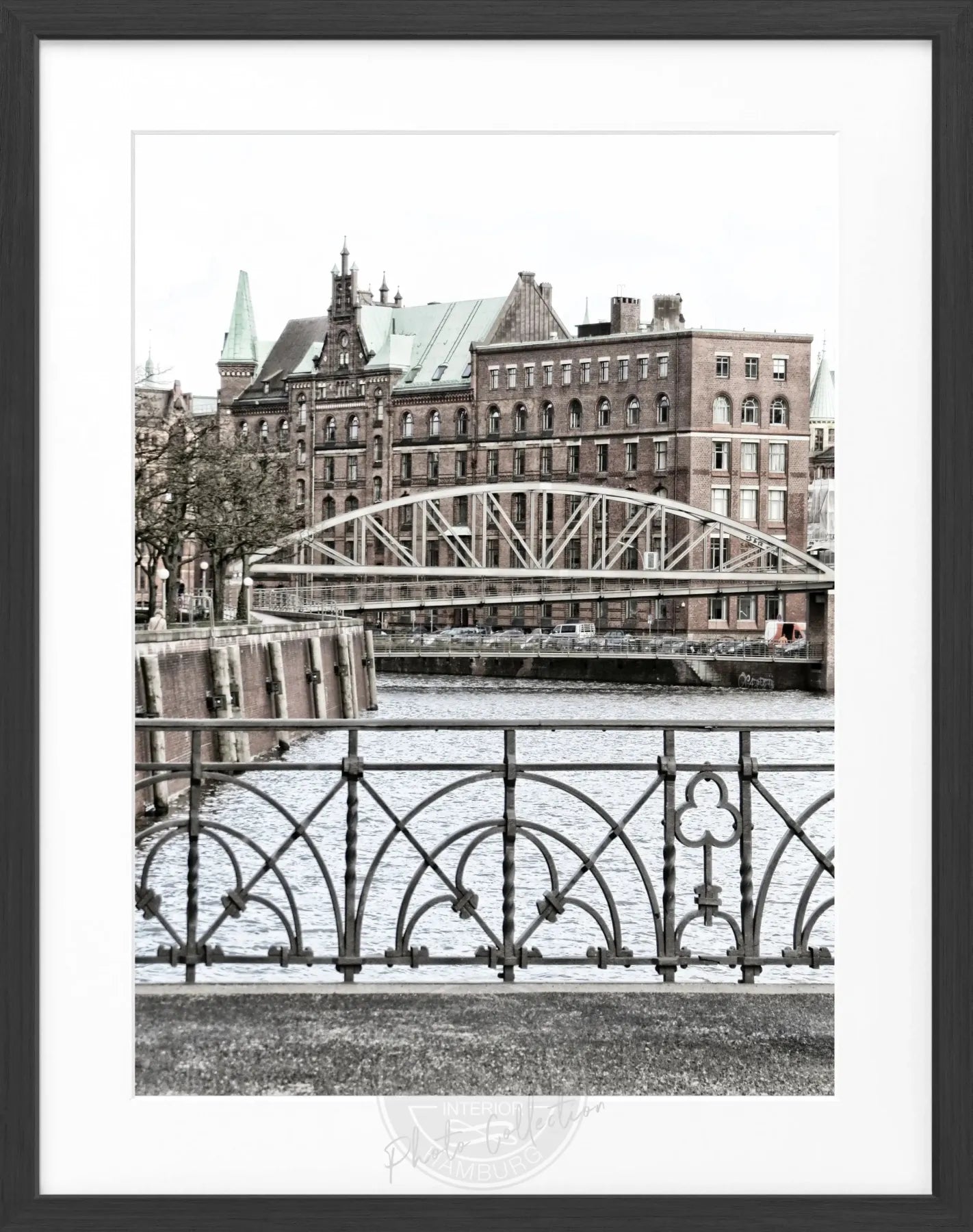 Schwarz-weiß Poster mit Rahmen von Cosman-Photocollection, Hamburg Speicherstadt, 25x31cm, Wanddekoration, Stadtansicht