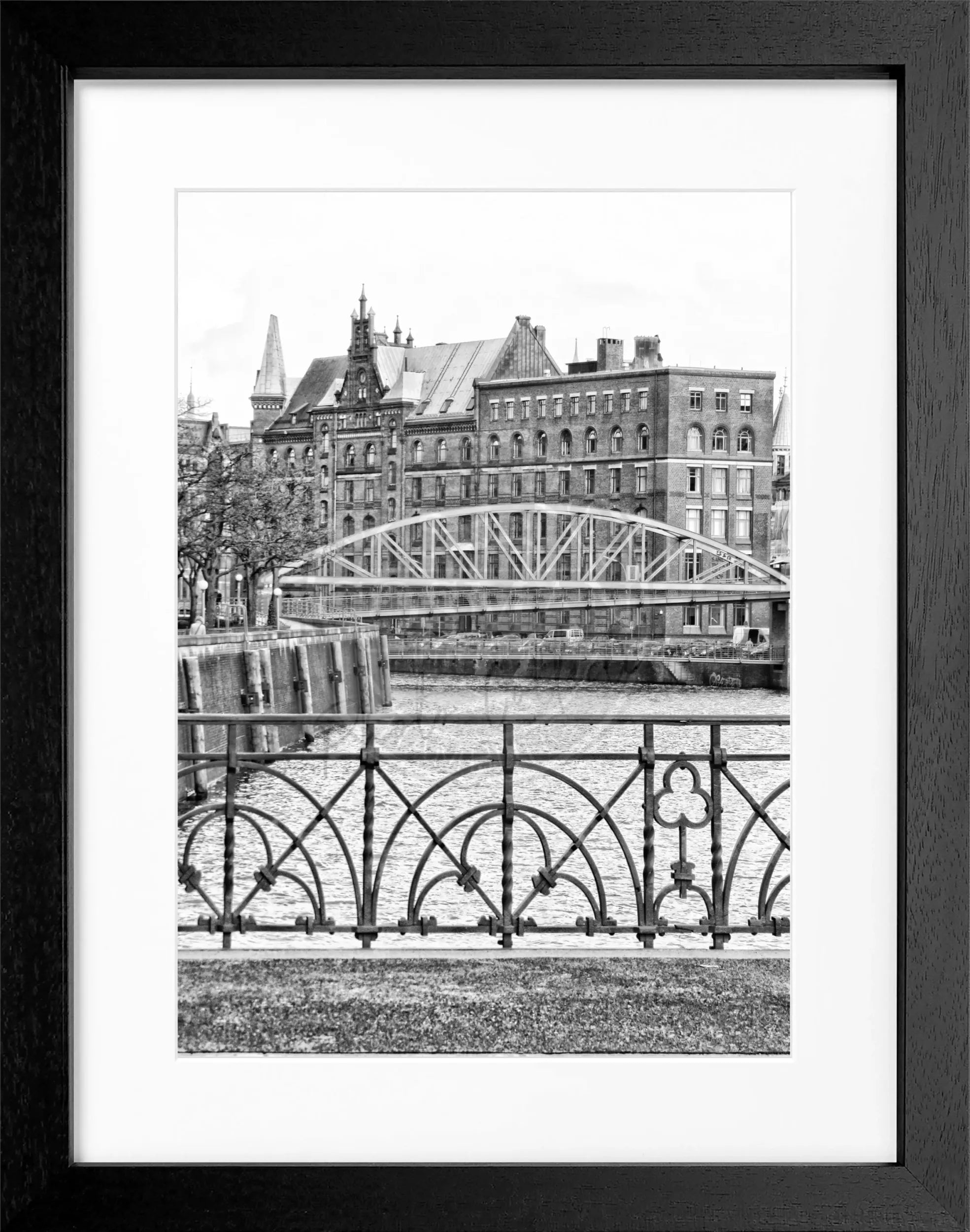 Schwarz-weiß Poster mit Rahmen von Hamburg Speicherstadt, von Cosman-Photocollection, 25x31 cm, Stadtansicht in schwarz-weiß