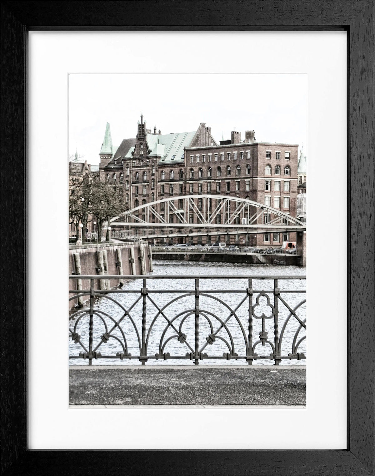 Schwarz-weiß Poster der Hamburger Speicherstadt mit Rahmen, von Cosman-Photocollection, 25x31 cm, dekoratives Wandbild