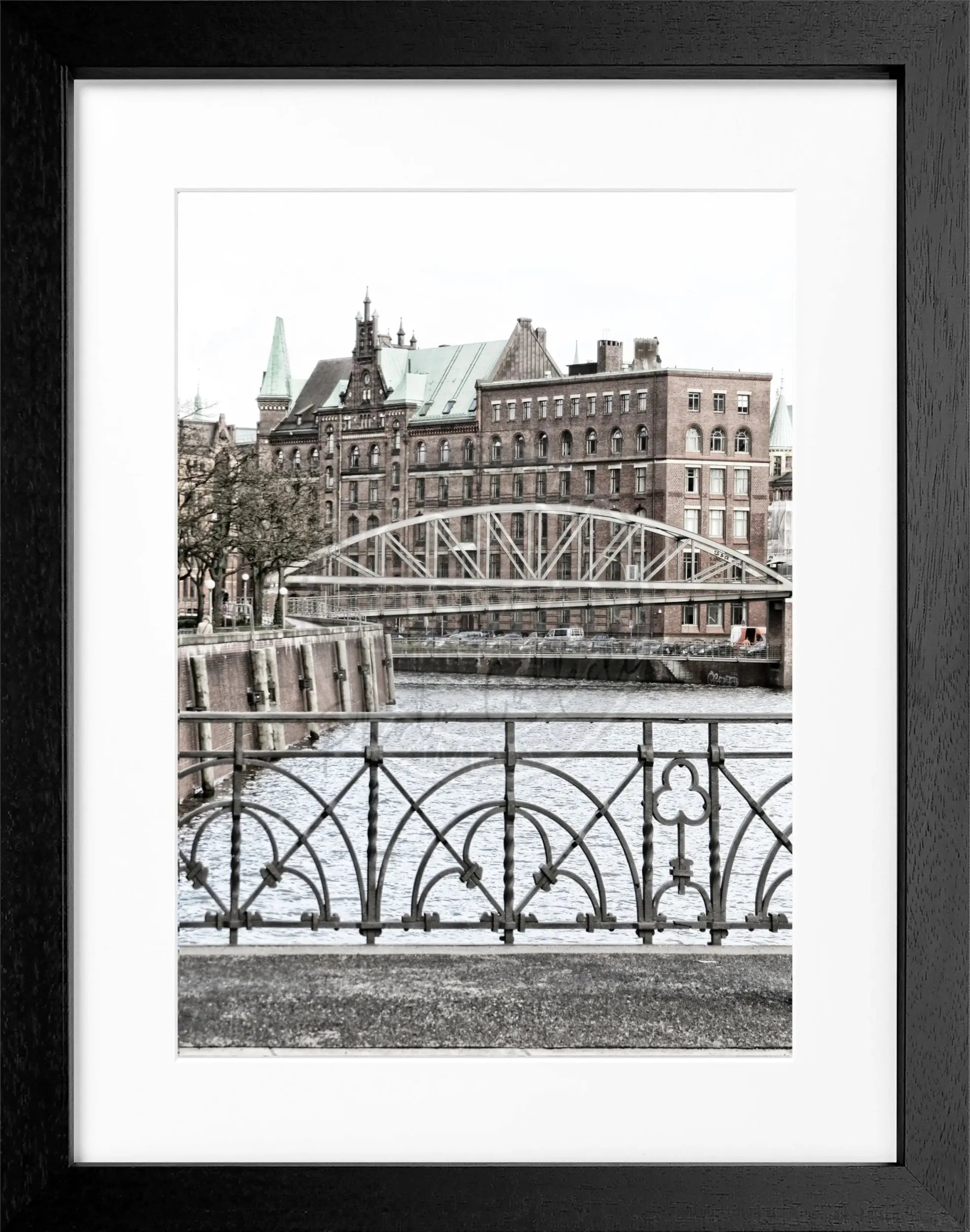 Schwarz-weiß Poster der Hamburger Speicherstadt mit Rahmen, von Cosman-Photocollection, 25x31 cm, dekoratives Wandbild