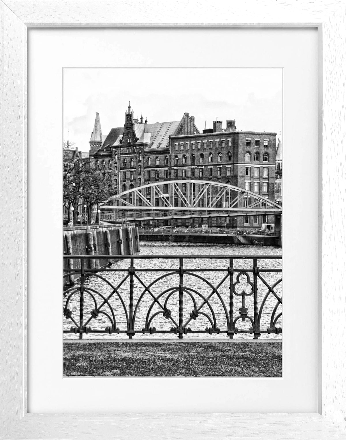 Schwarz-weiß Poster mit Rahmen, Hamburg Speicherstadt Motiv, von Cosman-Photocollection, 25x31cm, Wanddekoration