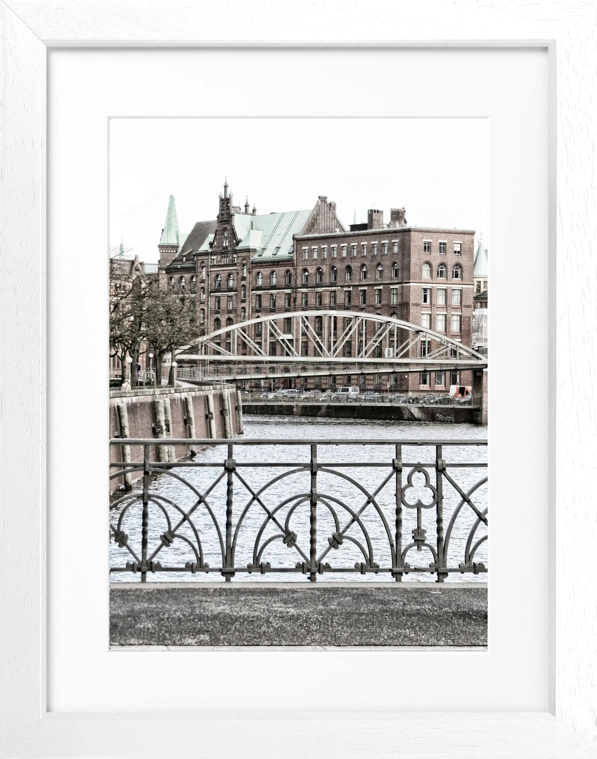 Schwarz-weiß Poster mit Rahmen, Hamburg Speicherstadt Motiv, von Cosman-Photocollection, 25x31 cm.