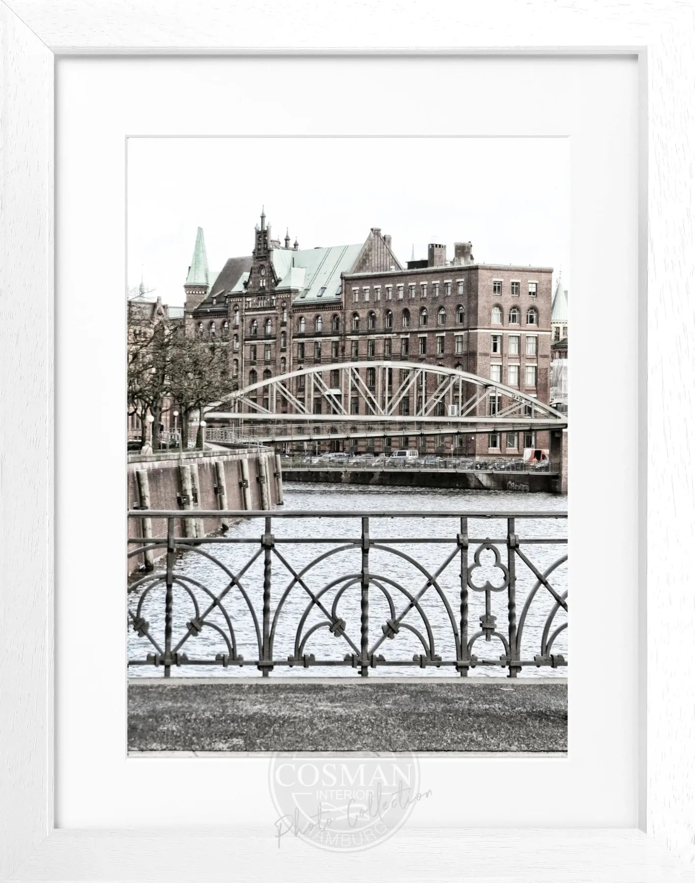 Schwarz-weiß Poster mit Rahmen, Hamburg Speicherstadt Motiv, von Cosman-Photocollection, 25x31 cm.