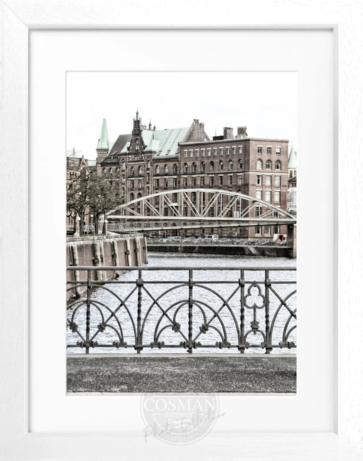 Schwarz-weiß Poster mit Rahmen, Hamburg Speicherstadt Motiv, von Cosman-Photocollection, 25x31 cm.