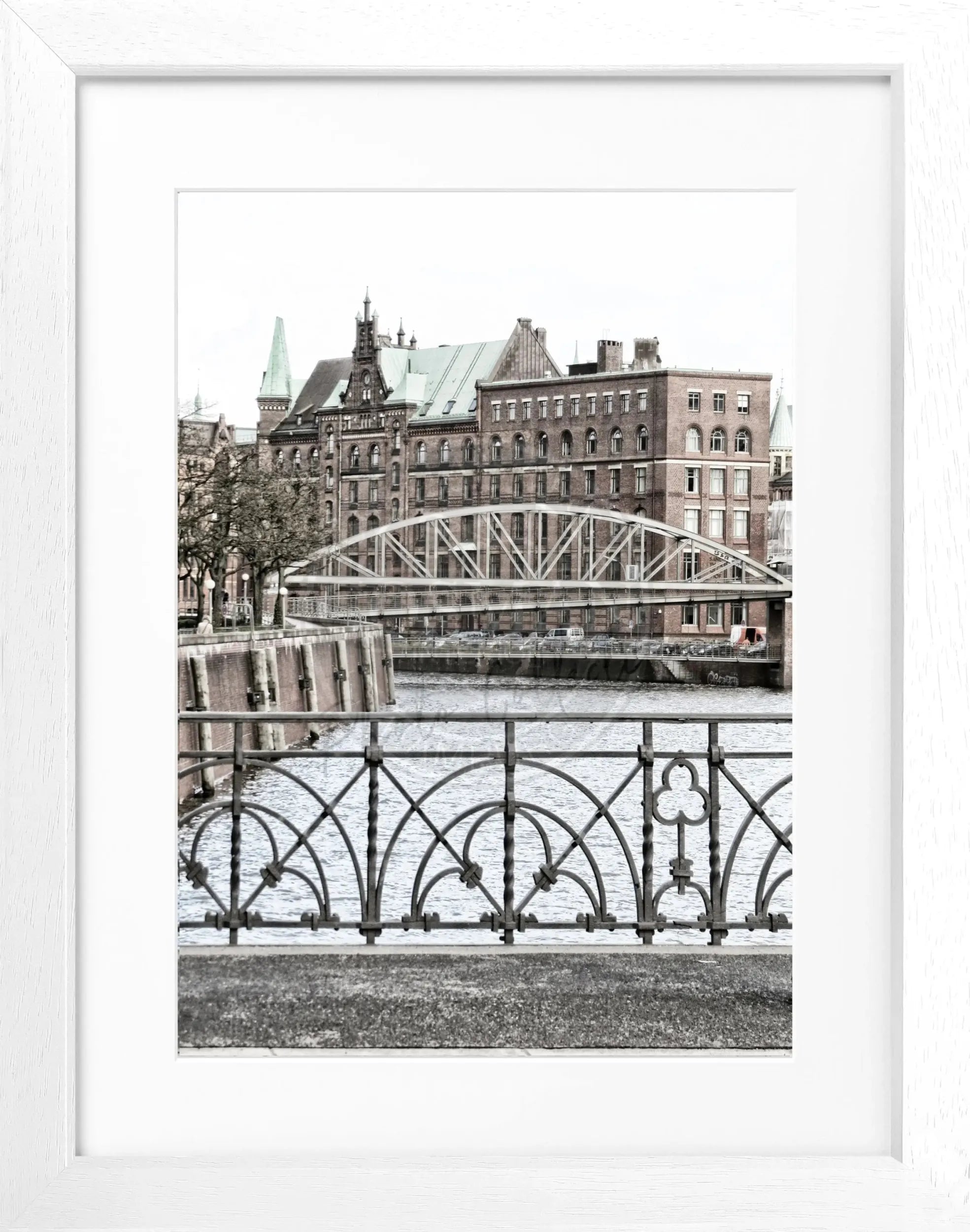Schwarz-weiß Poster mit Rahmen, Hamburg Speicherstadt Motiv, von Cosman-Photocollection, 25x31 cm.