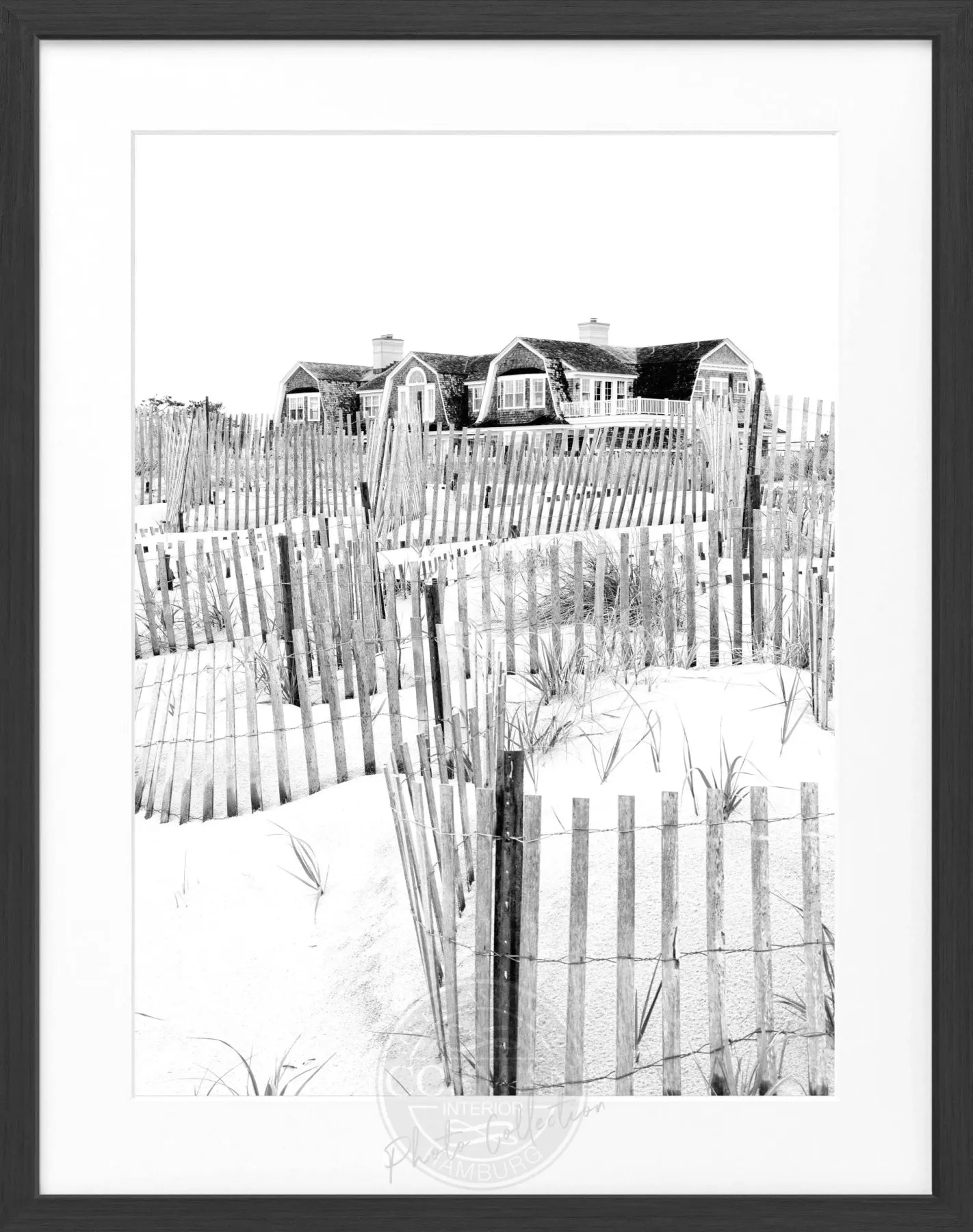 Schwarzer Rahmen-Poster Hamptons Long Island 'Beach House' von Cosman-Photocollection, Schwarz-Weiß, 25x31 cm