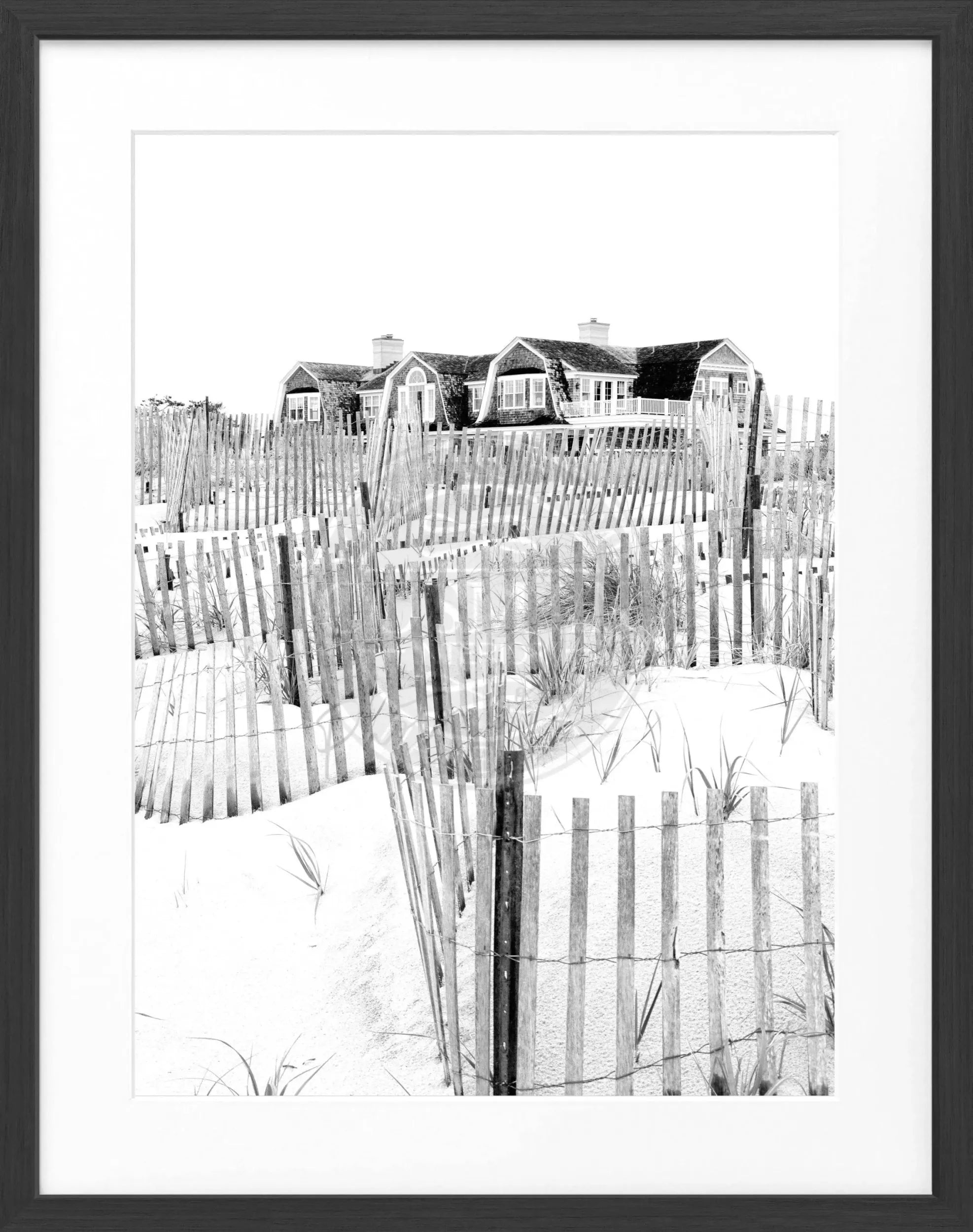 Schwarzer Rahmen-Poster Hamptons Long Island 'Beach House' von Cosman-Photocollection, Schwarz-Weiß, 25x31 cm