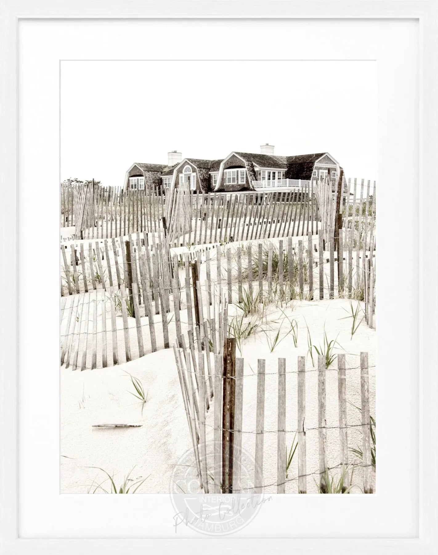Schwarz-weiß Poster mit Rahmen von Cosman-Photocollection, Hamptons Long Island Beach House, 25x31cm, stilvolle Wanddekoration