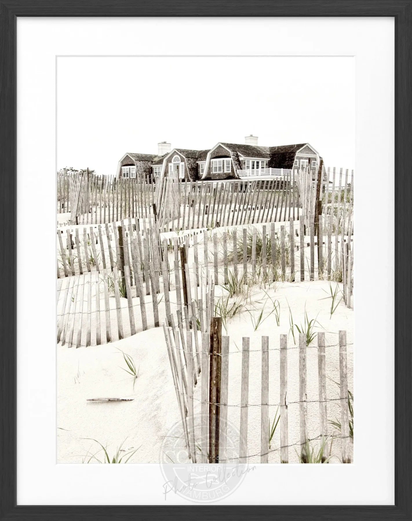 Schwarz-weiß Poster mit Rahmen, Hamptons Long Island „Beach House“, von Cosman-Photocollection, 25x31 cm, elegantes Wandbild