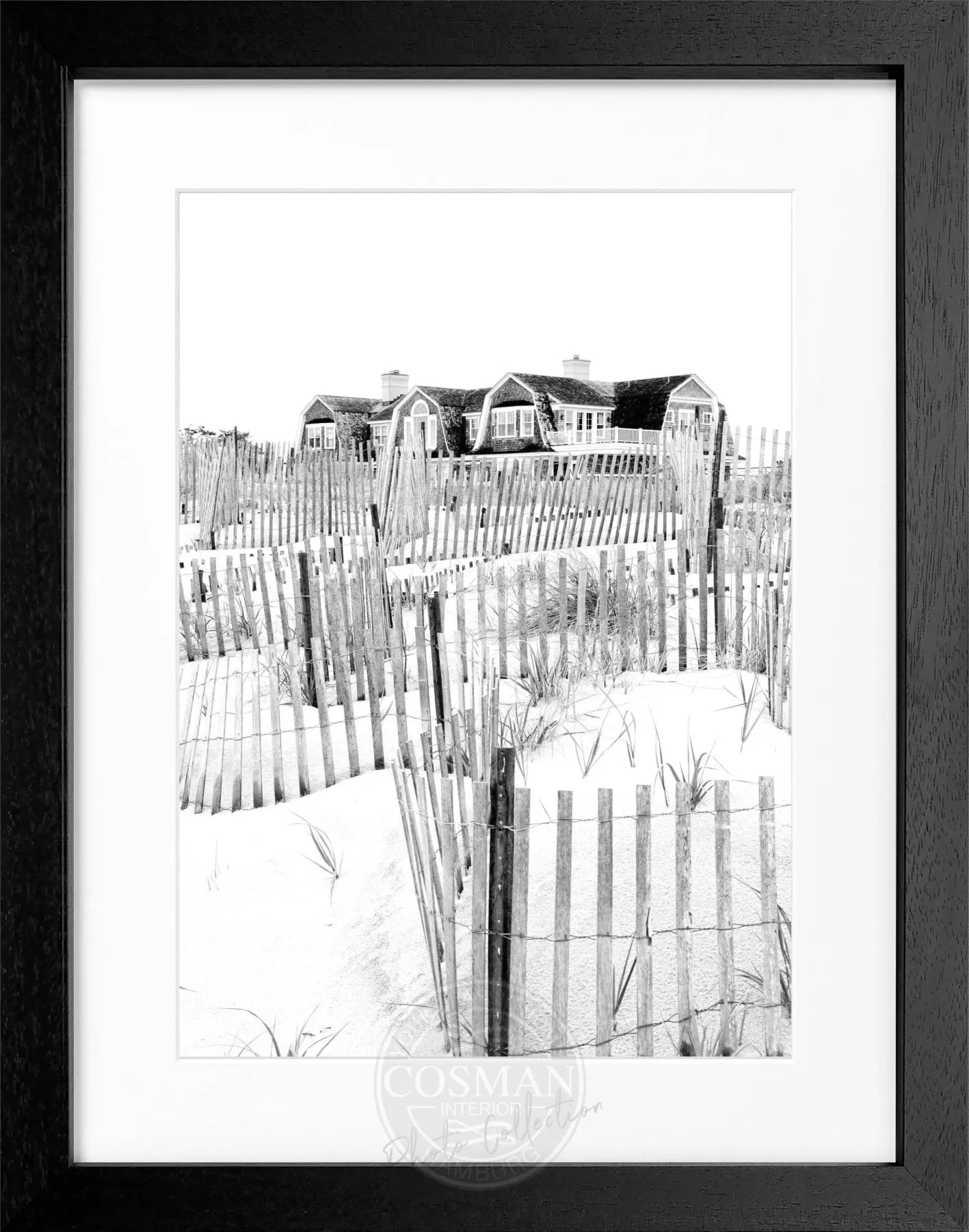 Schwarz-weiß Poster mit Rahmen, Hamptons Long Island ’Beach House’, von Cosman-Photocollection, 25x31cm.