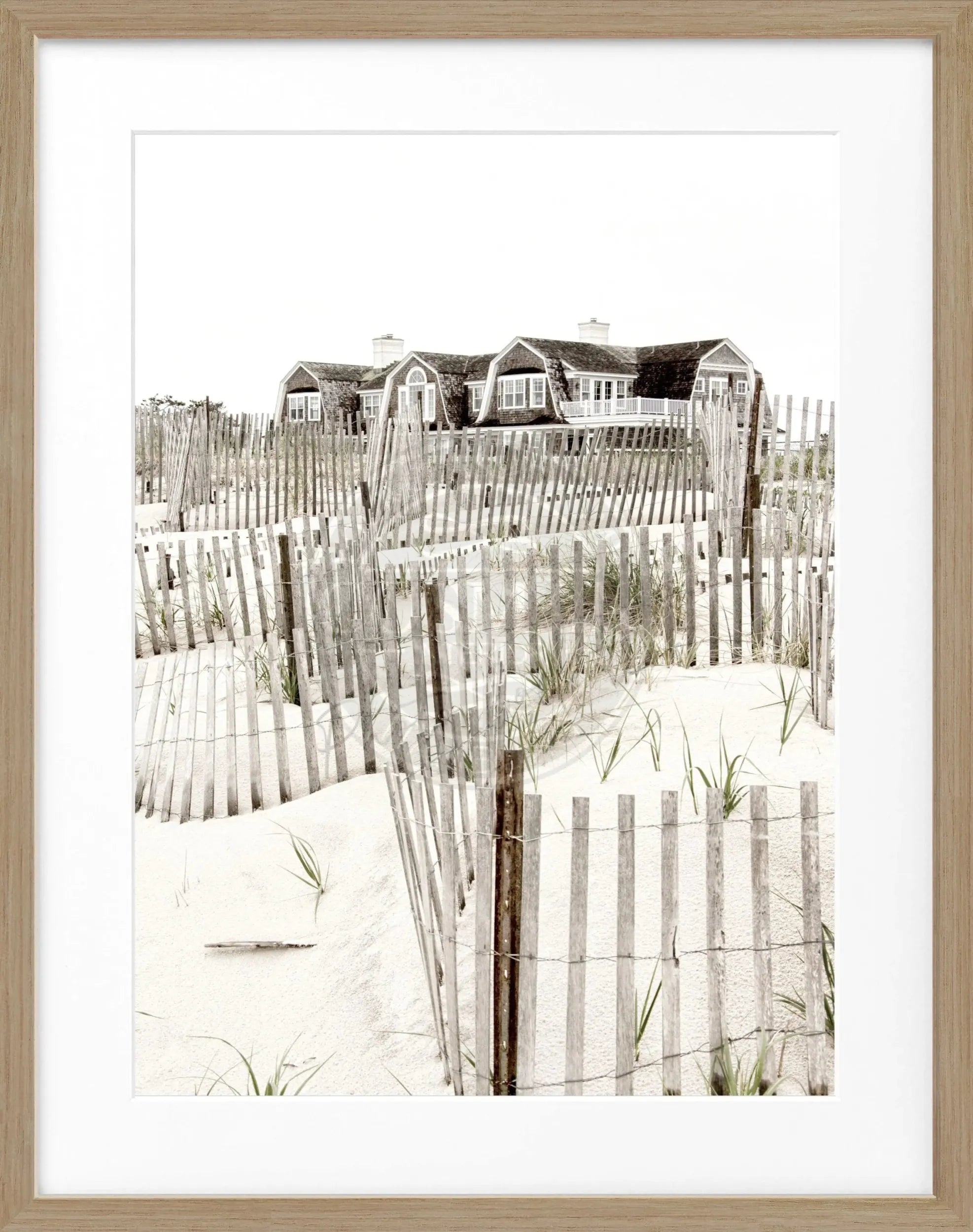Schwarz-weiß Poster mit Rahmen von Cosman-Photocollection, Hamptons Long Island Beach House, 25x31 cm, Kunstfotografie.
