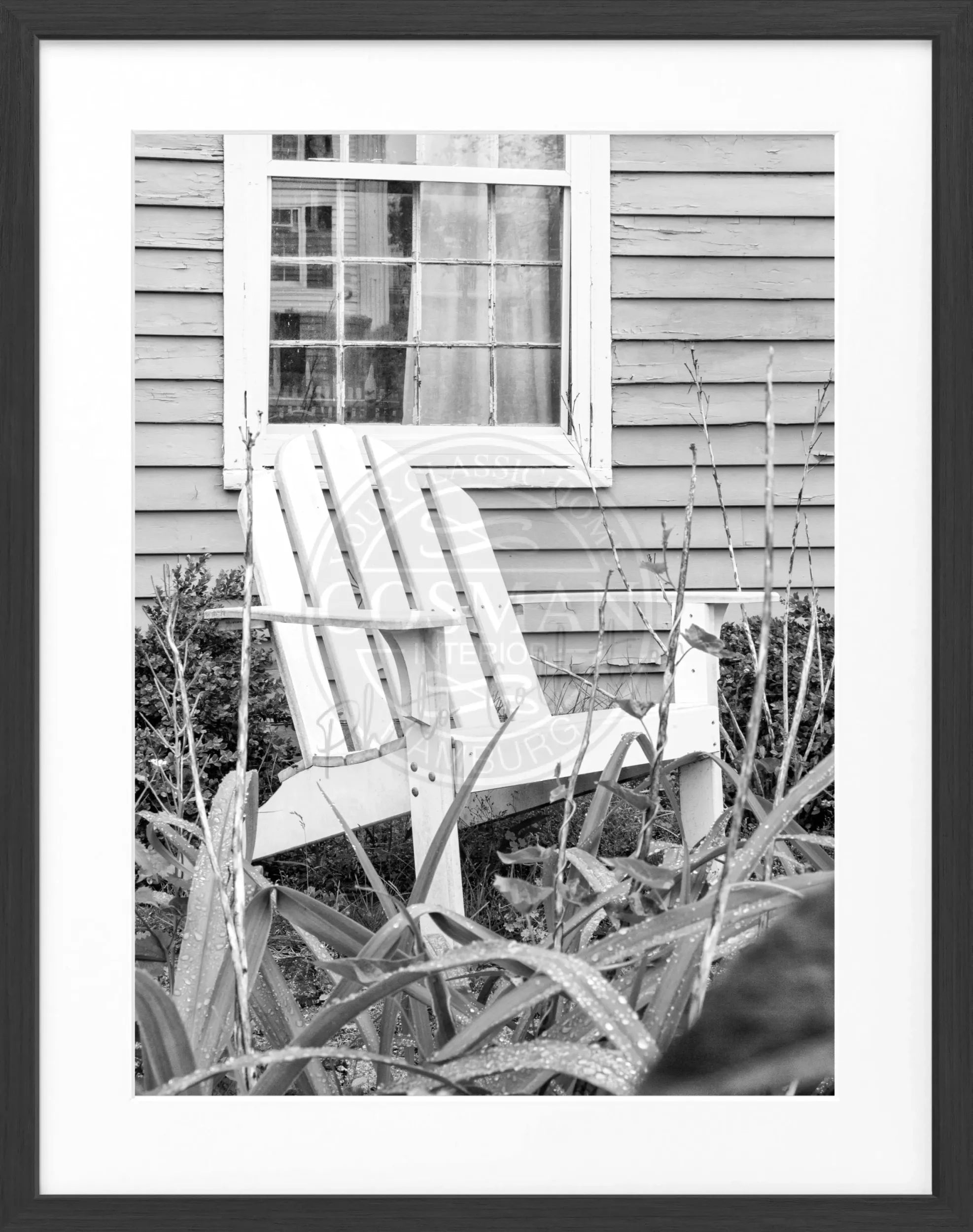 Schwarz-weiß Poster mit Rahmen, Hamptons Long Island Motiv mit Deckchair, von Cosman-Photocollection, 25x31 cm