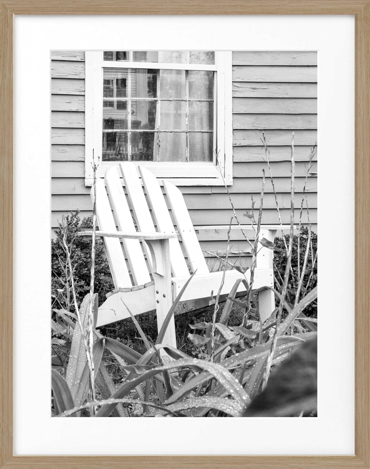 Schwarz-weiß Poster mit Rahmen, Hamptons Long Island Deckchair, von Cosman-Photocollection, 25x31 cm, dekoratives Wandbild