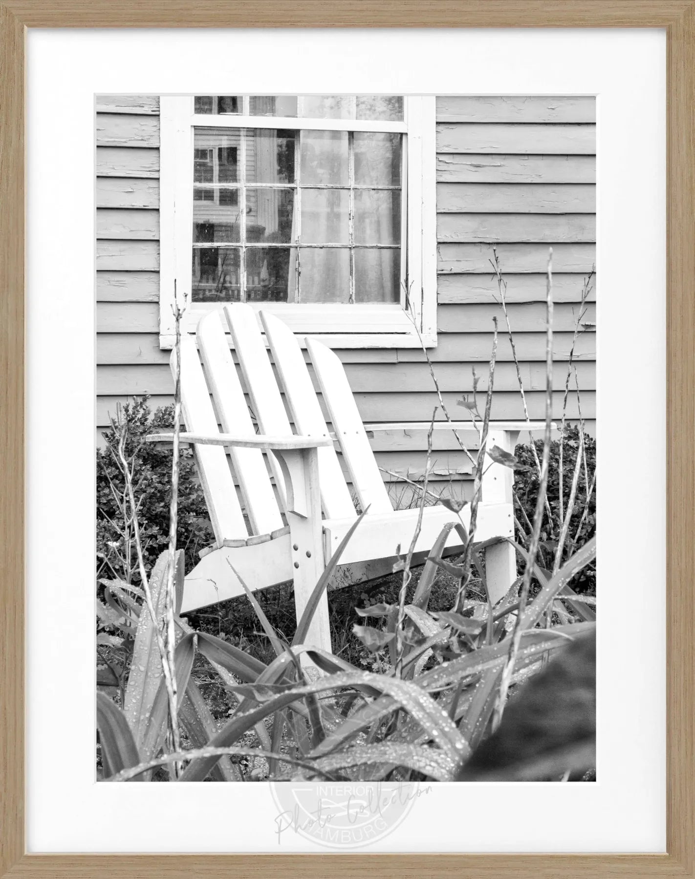 Schwarz-weiß Poster mit Rahmen, Hamptons Long Island Deckchair, von Cosman-Photocollection, 25x31 cm, dekoratives Wandbild