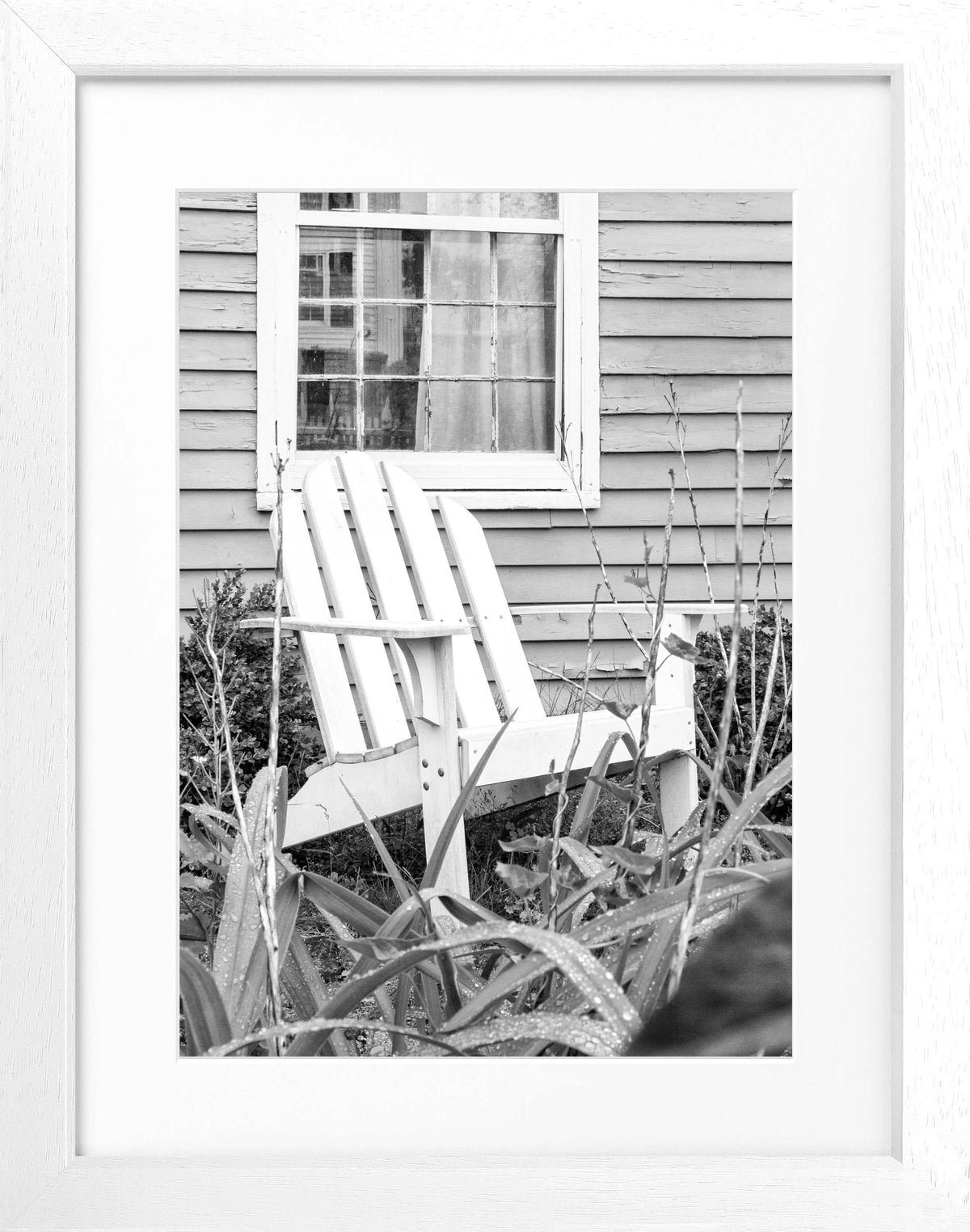 Schwarz-weiß Poster mit Rahmen, Hamptons Long Island Deckchair Motiv, von Cosman-Photocollection, 25x31 cm