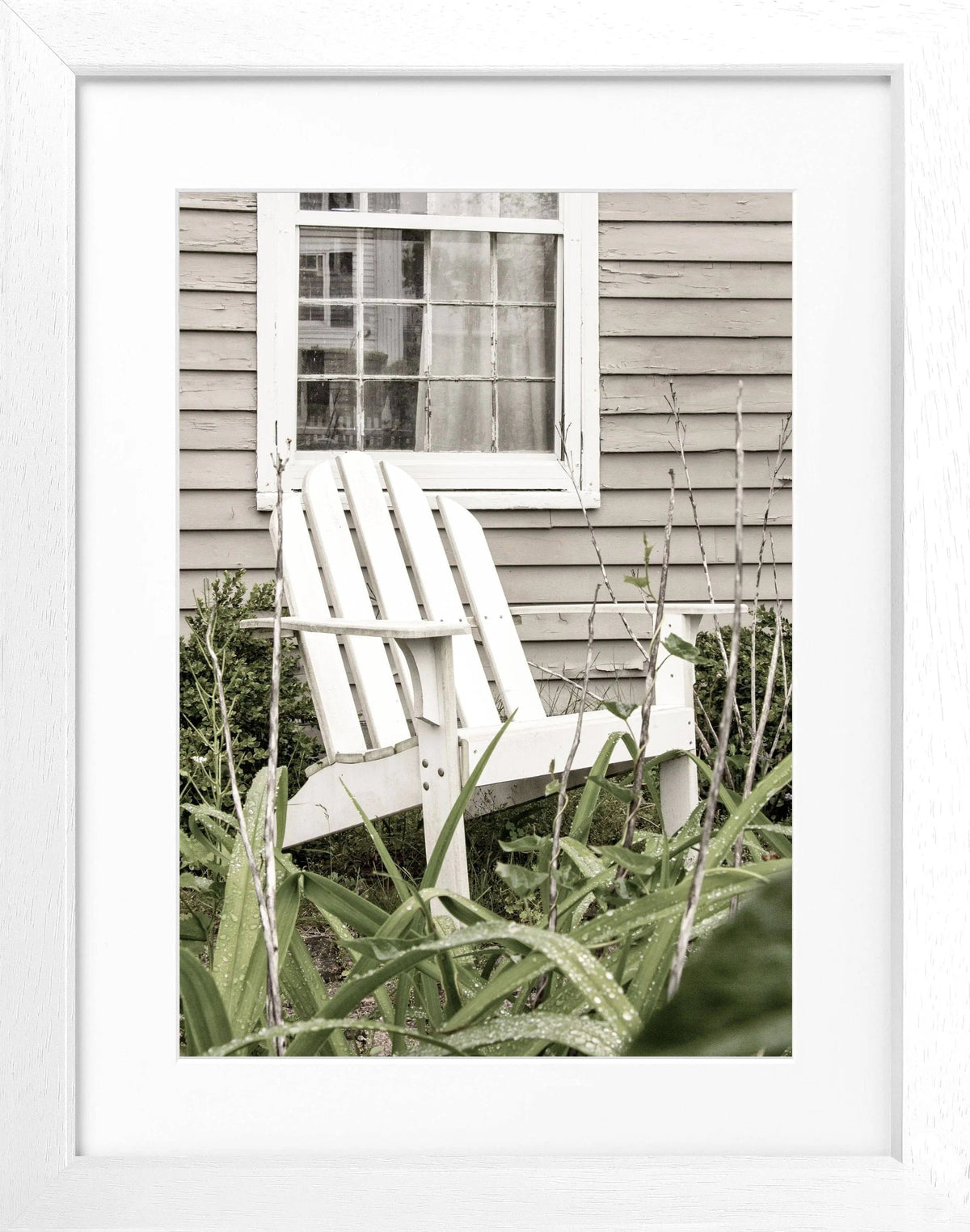 Schwarz-weiß Poster mit Rahmen, Hamptons Long Island Deckchair, Cosman-Photocollection, 25x31cm, als Wanddekoration.