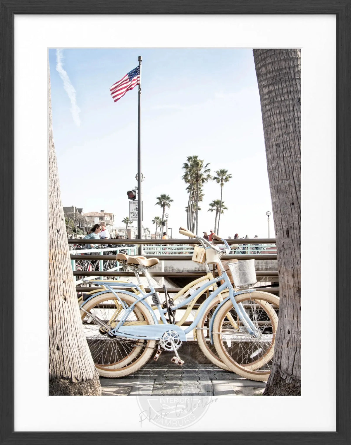 Schwarz-weiß Poster mit Rahmen von Cosman-Photocollection, Kalifornien, Beach Bike Motiv, 25x31cm, dekoratives Wandbild