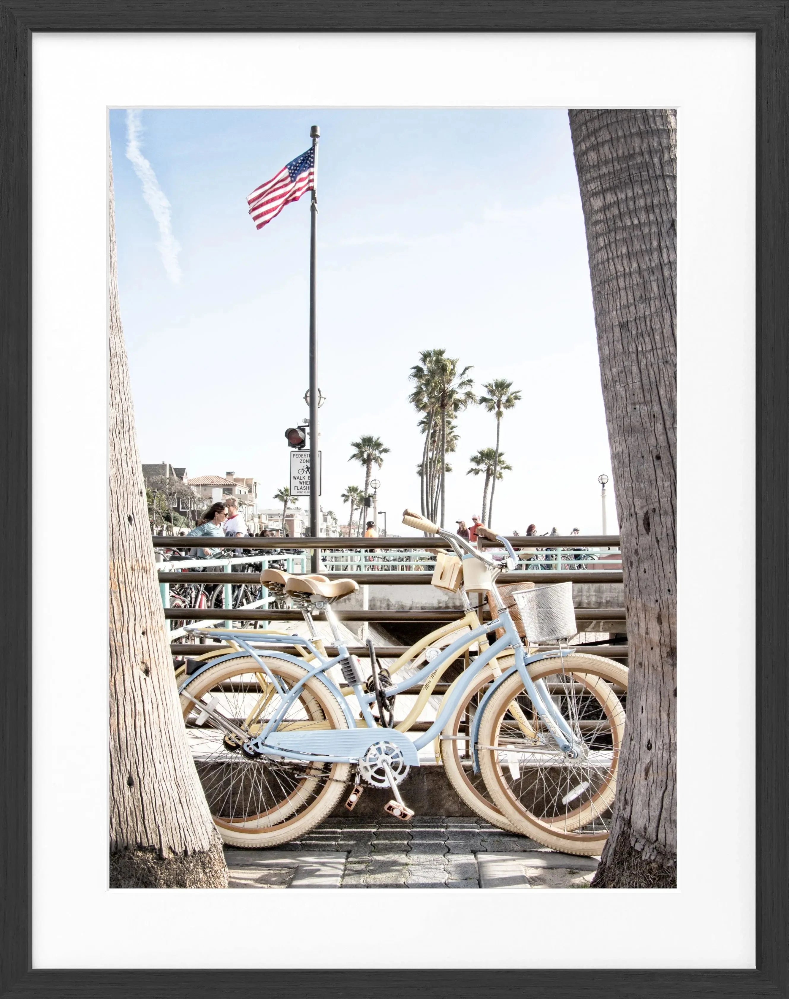 Schwarz-weiß Poster mit Rahmen von Cosman-Photocollection, Kalifornien, Beach Bike Motiv, 25x31cm, dekoratives Wandbild