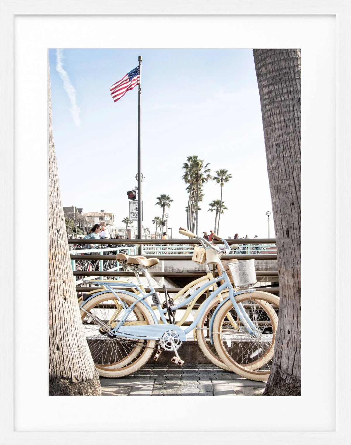 Schwarz-weißes Poster mit Rahmen, Kalifornien ’Beach Bike’ Motiv, 25x31cm, von Cosman-Photocollection.