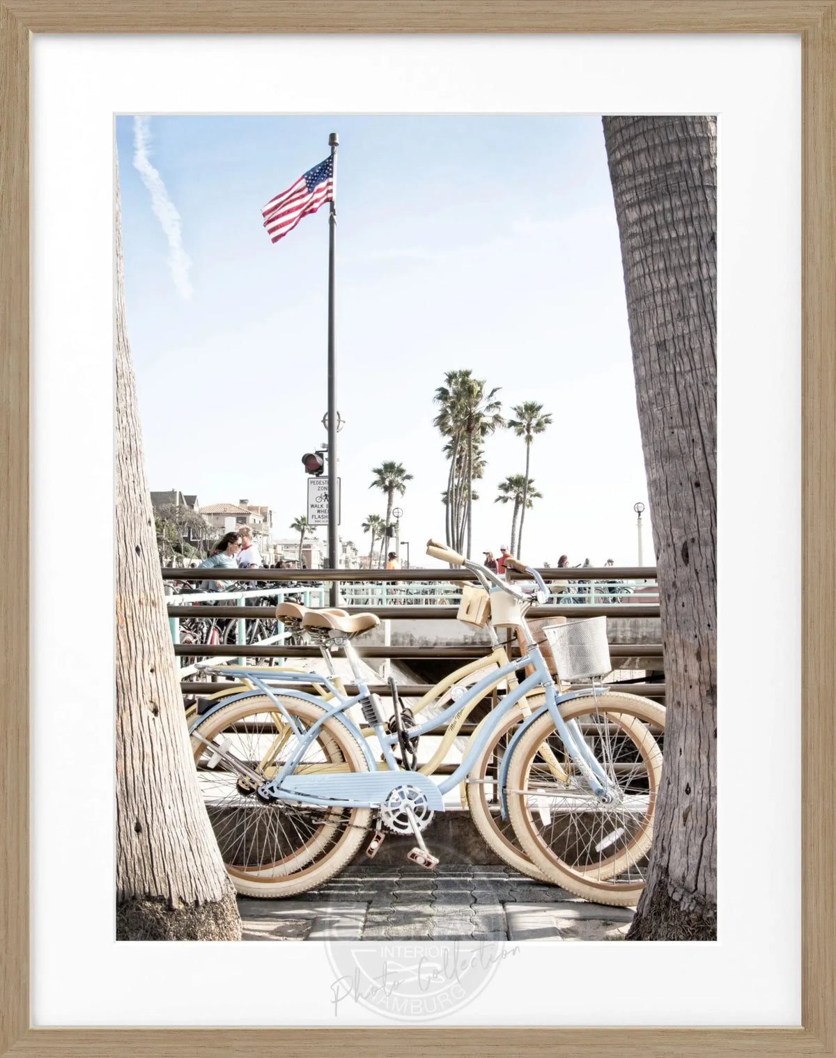 Schwarz-weiß Poster mit Rahmen, Kalifornien Beach Bike Motiv, 25x31cm, von Cosman-Photocollection
