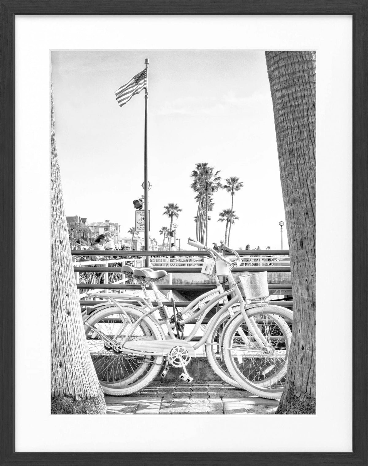 Schwarz-weiß Poster mit Rahmen, Kalifornien Beach Bike Motiv, 25x31cm, von Cosman-Photocollection