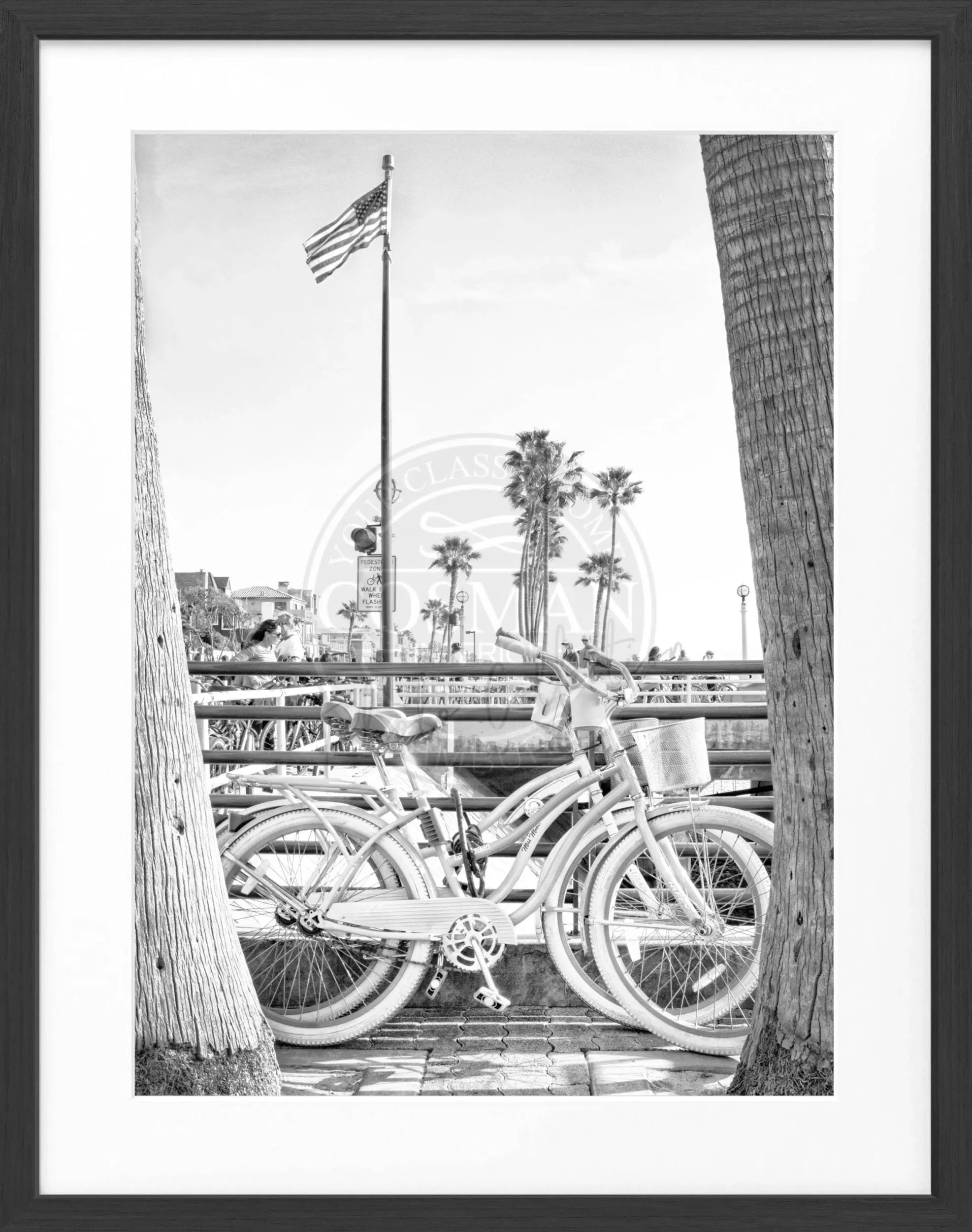 Schwarz-weiß Poster mit Rahmen, Kalifornien Beach Bike Motiv, 25x31cm, von Cosman-Photocollection