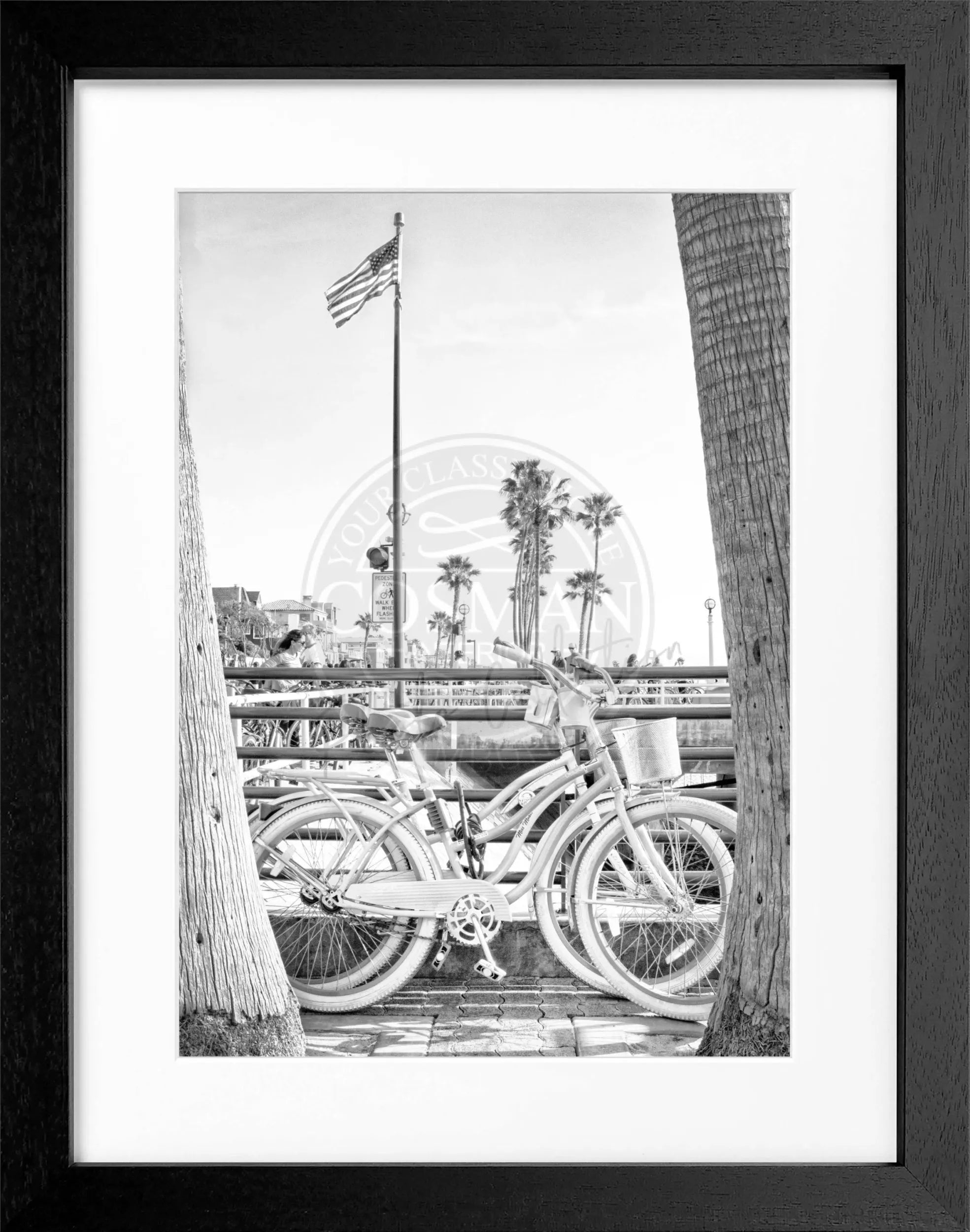Schwarz-weiß Poster mit Rahmen, Kalifornien Beach Bike Motiv, 25x31cm, von Cosman-Photocollection, Wanddekoration