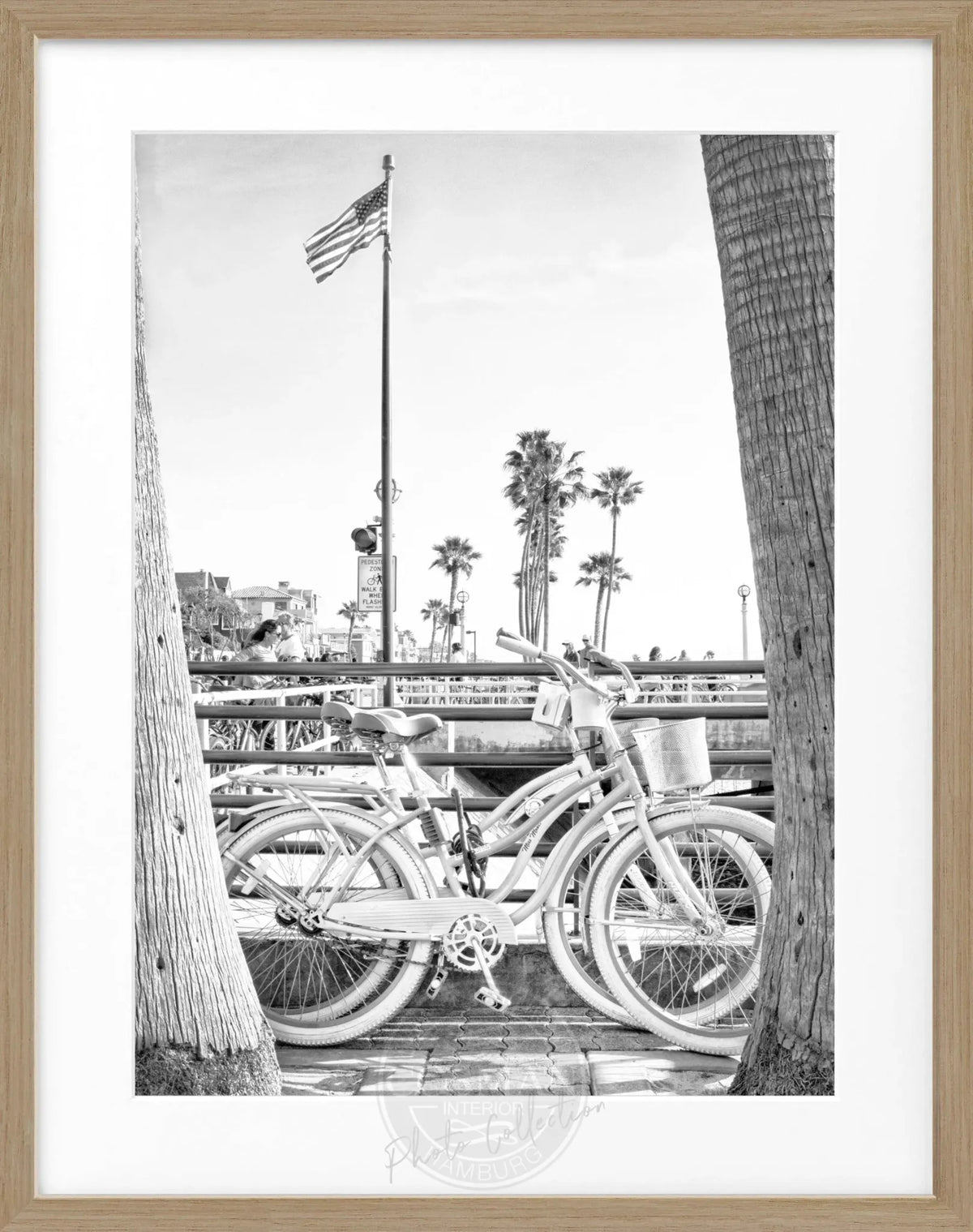Schwarz-weiß Poster mit Rahmen, Kalifornien Beach Bike Motiv, 25cm x 31cm, von Cosman-Photocollection