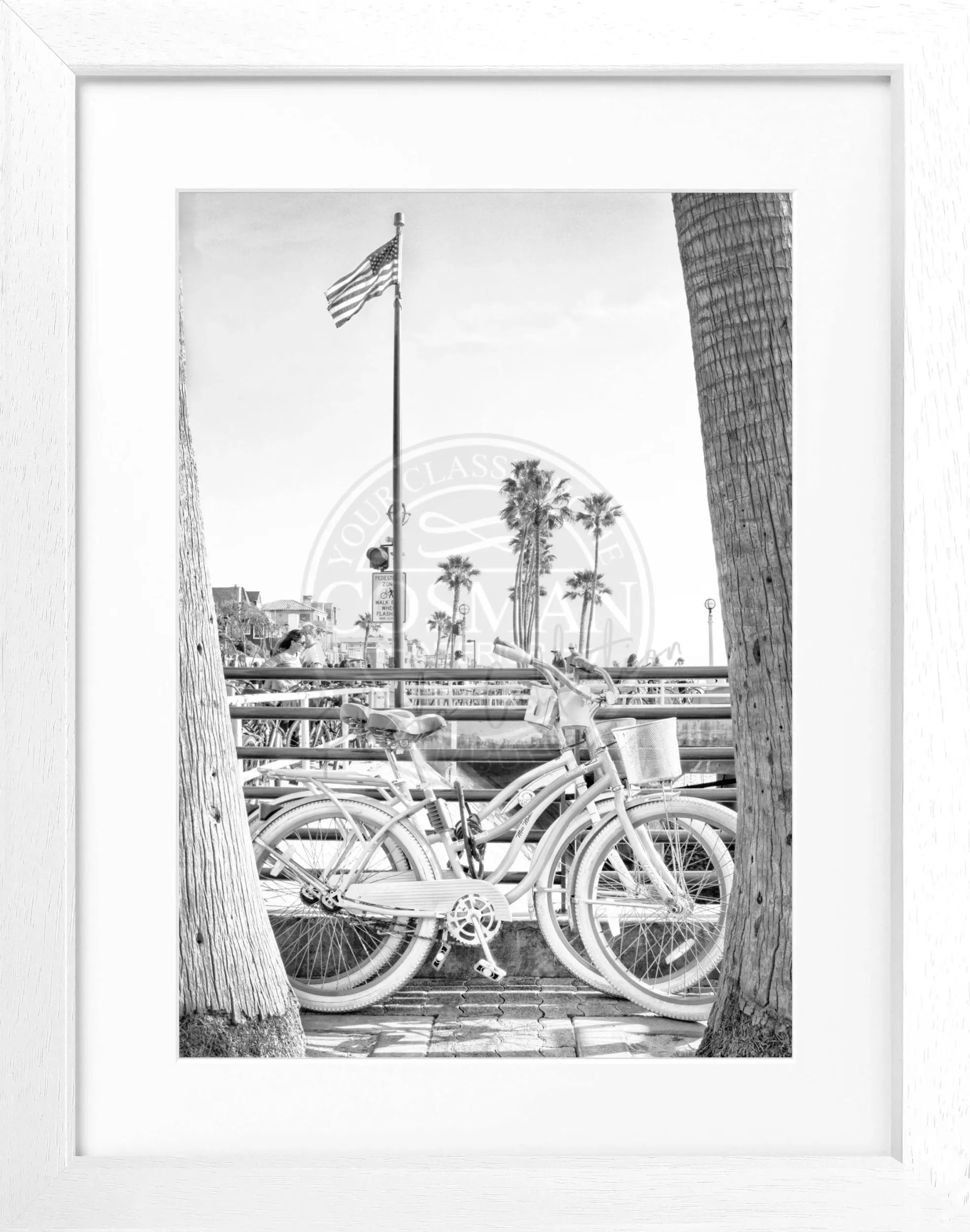 Schwarz-weiß Poster mit Rahmen, Kalifornien Beach Bike Motiv, 25x31cm, von Cosman-Photocollection