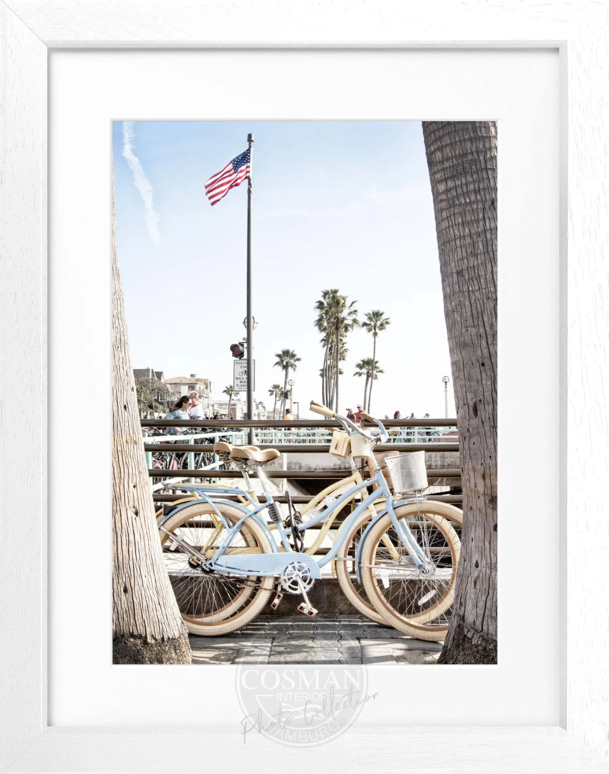 Schwarz-weiß Poster mit Rahmen, Kalifornien Beach Bike-Motiv, 25x31cm, von Cosman-Photocollection.