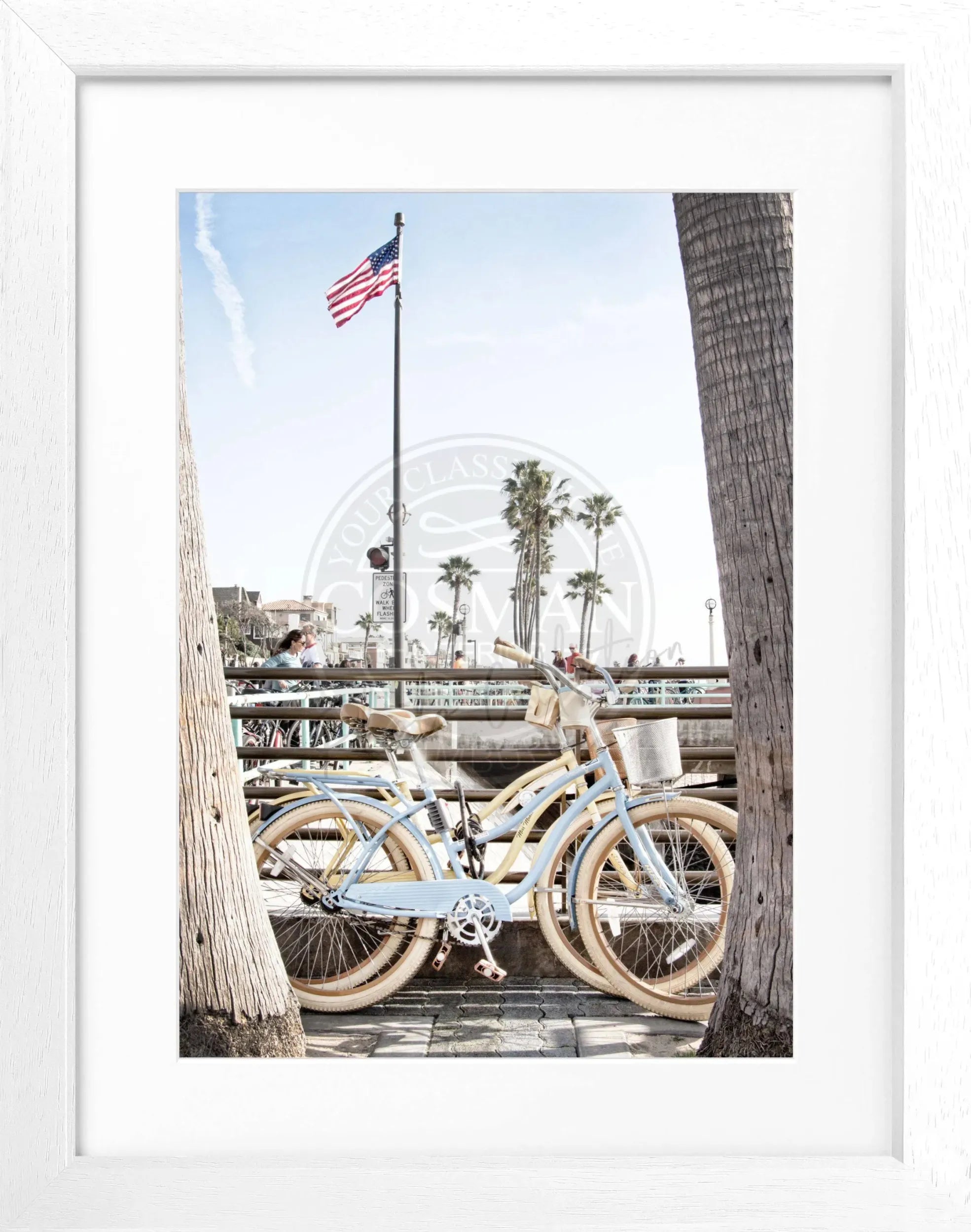 Schwarz-weiß Poster mit Rahmen, Kalifornien Beach Bike-Motiv, 25x31cm, von Cosman-Photocollection.