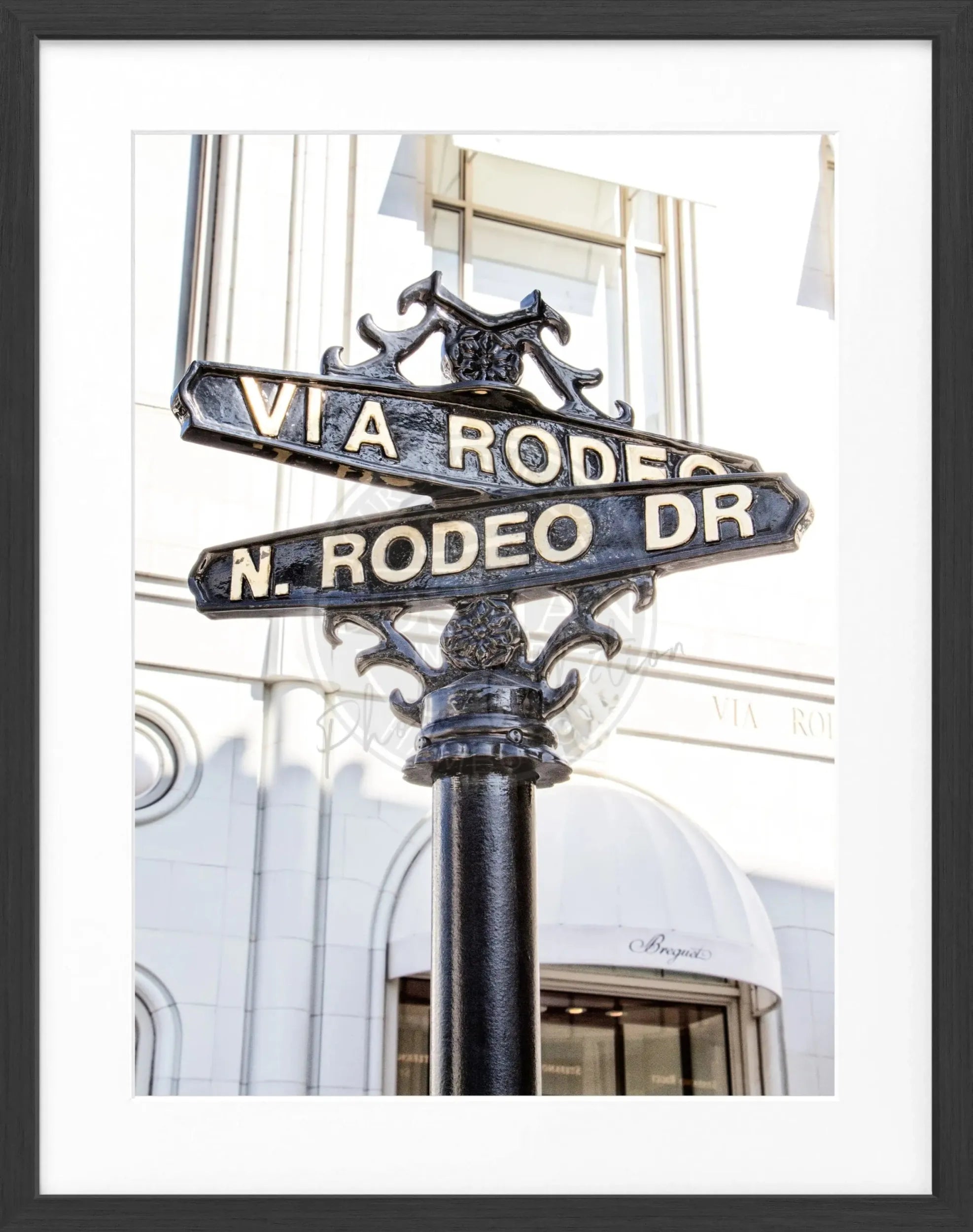 Schwarz-weiß Poster mit Rahmen von Beverly Hills Rodeo Drive, Kalifornien, von Cosman-Photocollection, 25x31 cm
