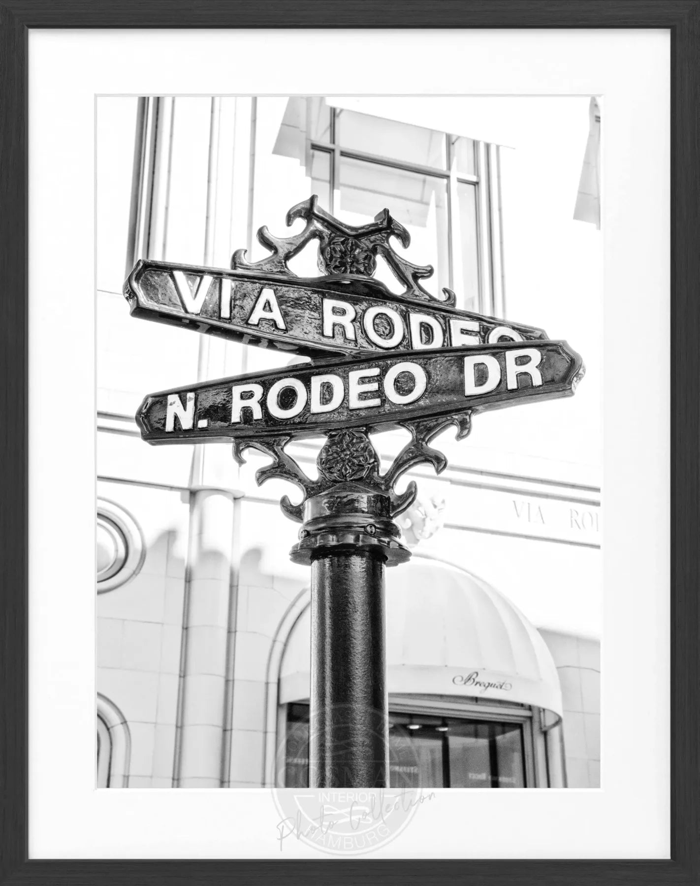 Schwarz-weiß Poster mit Rahmen von Beverly Hills Rodeo Drive in Kalifornien, von Cosman-Photocollection, 25x31 cm.