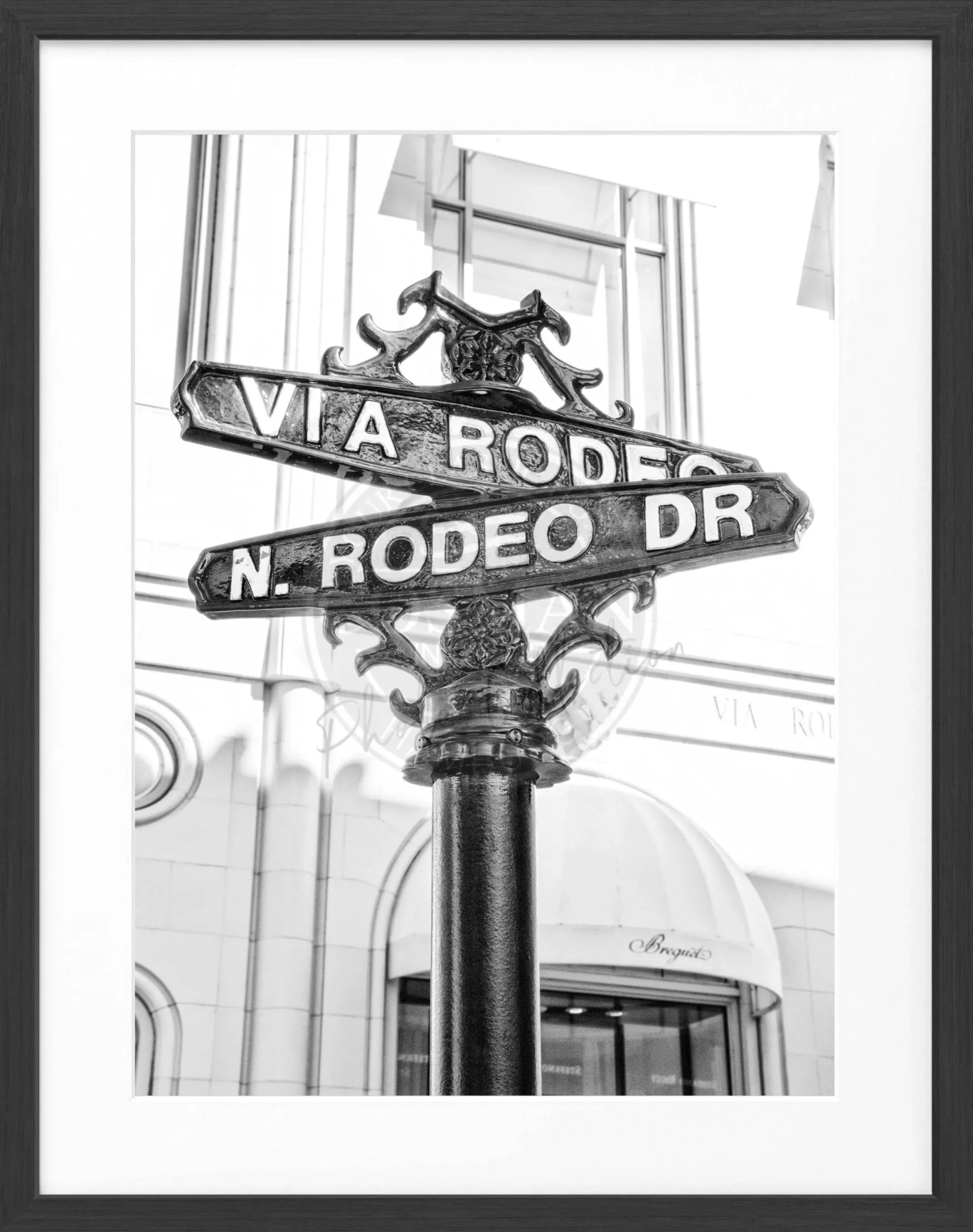 Schwarz-weiß Poster mit Rahmen von Beverly Hills Rodeo Drive in Kalifornien, von Cosman-Photocollection, 25x31 cm.