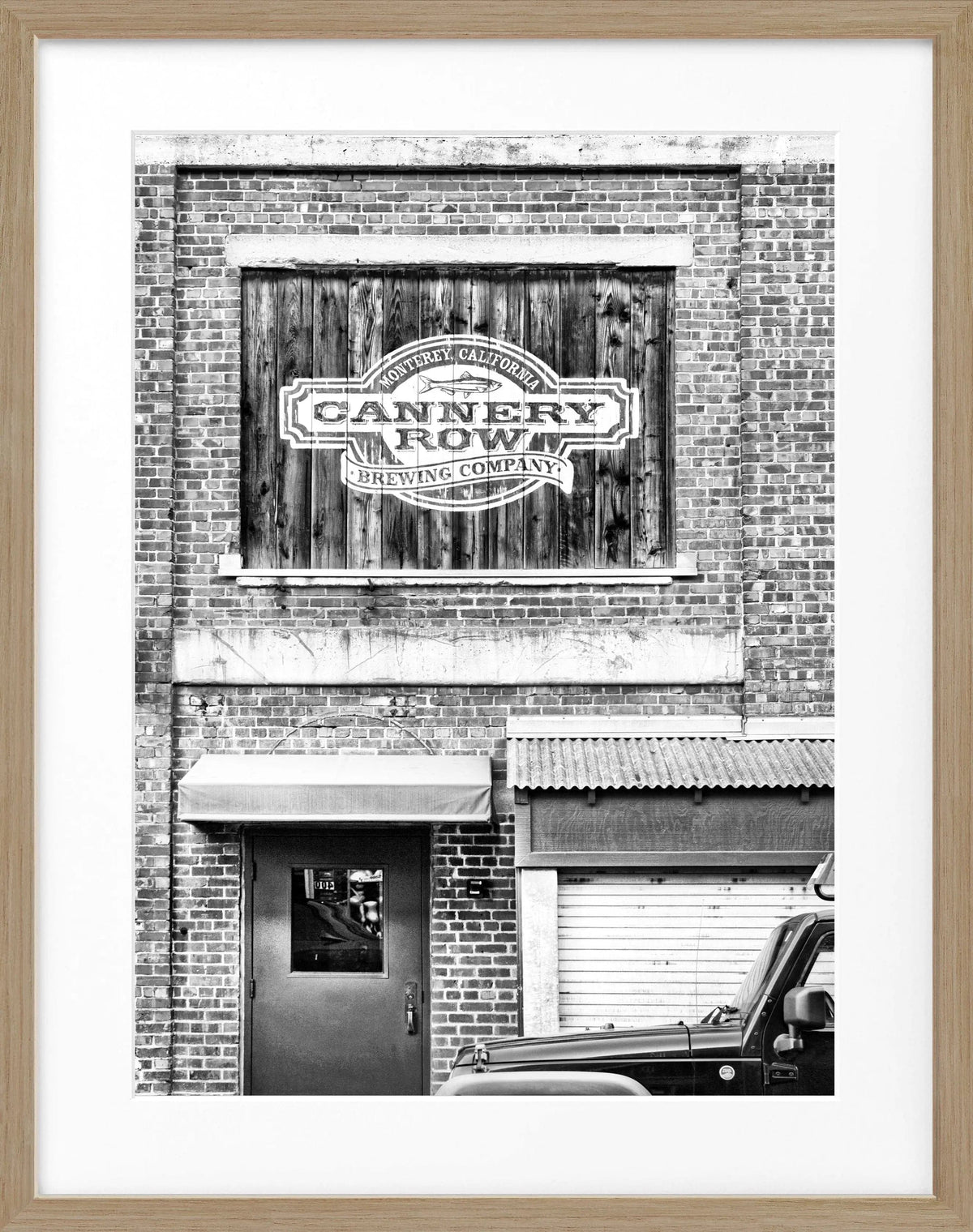 Schwarz-weiß Poster mit Rahmen von Cosman-Photocollection, Kalifornien Cannery Row in Monterey, 25x31cm, Kunstfotografie