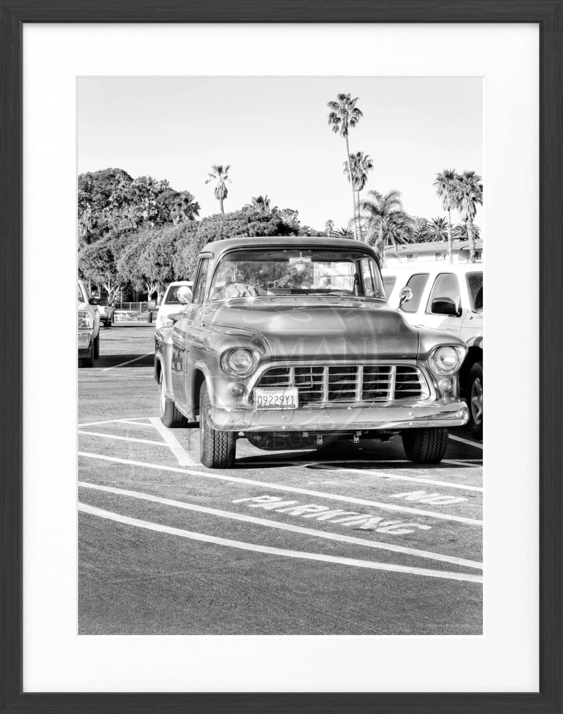 Schwarz-weiß Poster mit Rahmen von Kalifornien und einem klassischen Auto, von Cosman-Photocollection, 25x31 cm.