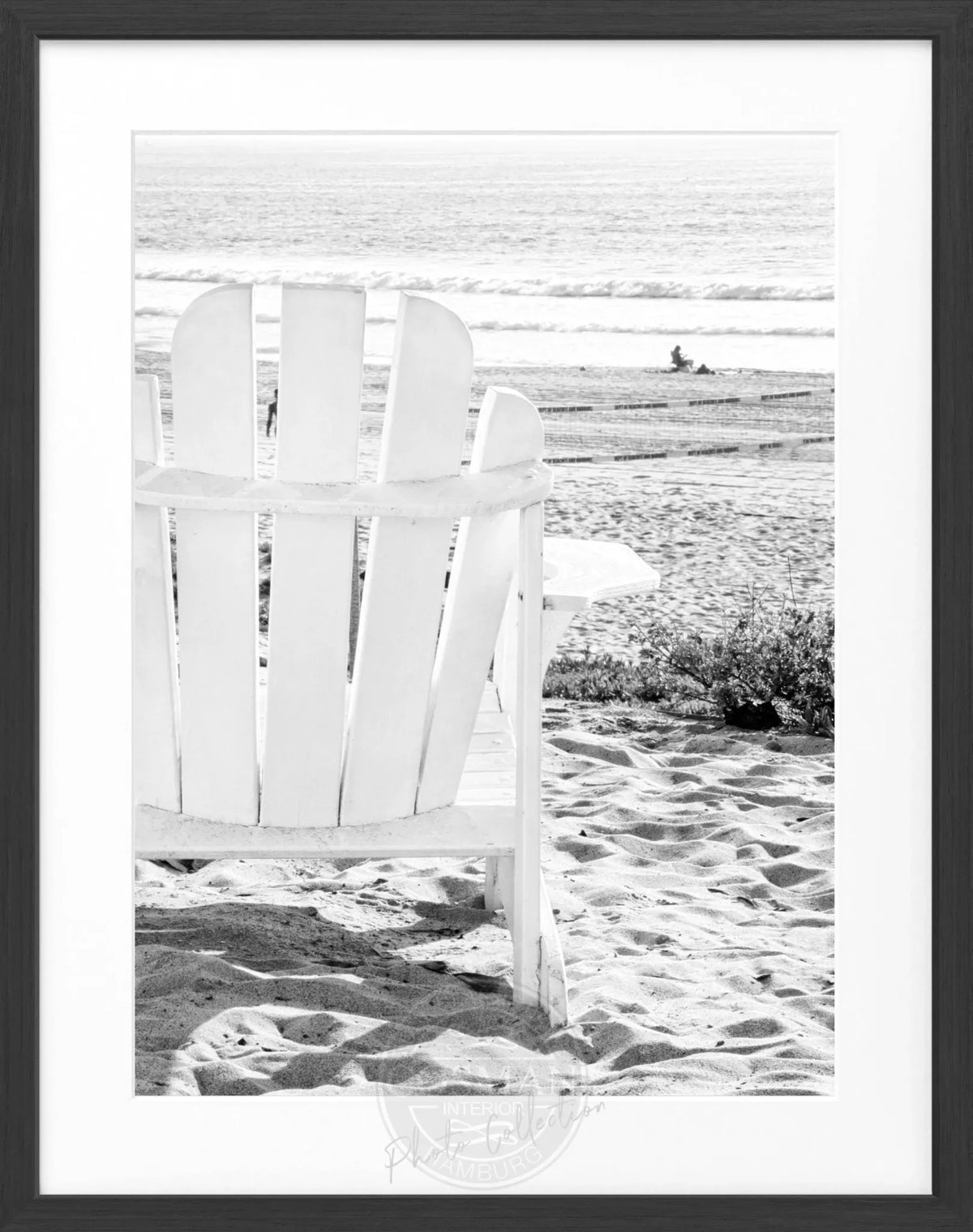 Schwarz-weiß Poster mit Rahmen von Kalifornien, zeigt ein Deckchair-Motiv, von Cosman-Photocollection, 25x31 cm