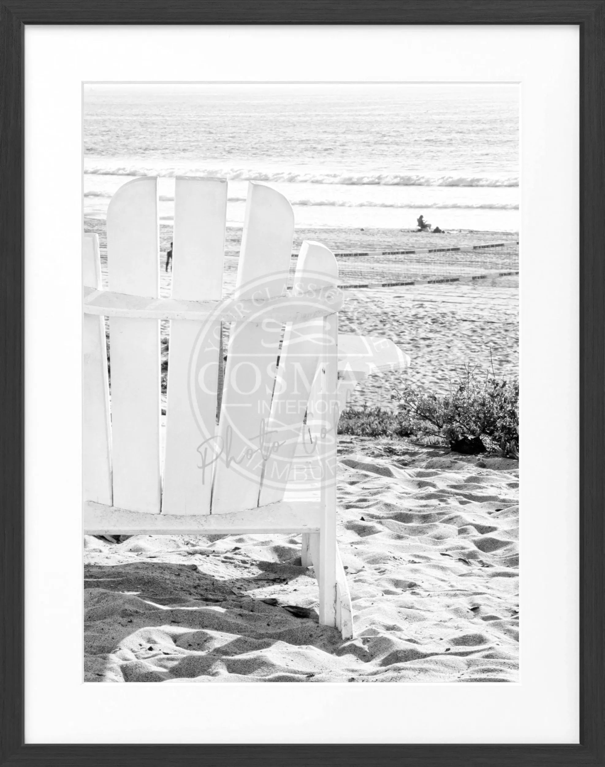 Schwarz-weiß Poster mit Rahmen von Kalifornien, zeigt ein Deckchair-Motiv, von Cosman-Photocollection, 25x31 cm