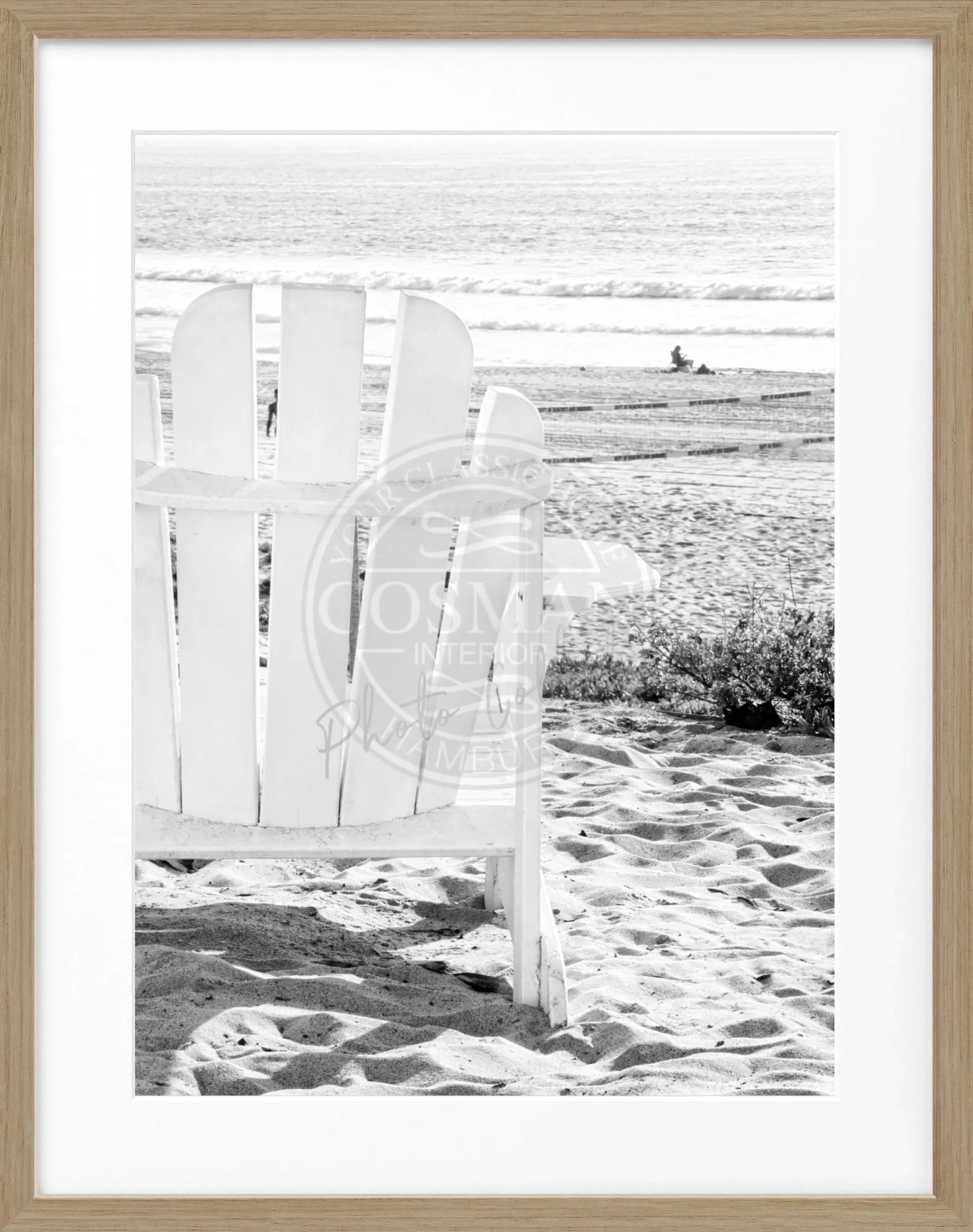 Schwarz-weiß Poster mit Rahmen, Kalifornien Motiv mit Liegestuhl, von Cosman-Photocollection, 25x31cm, Wanddekoration